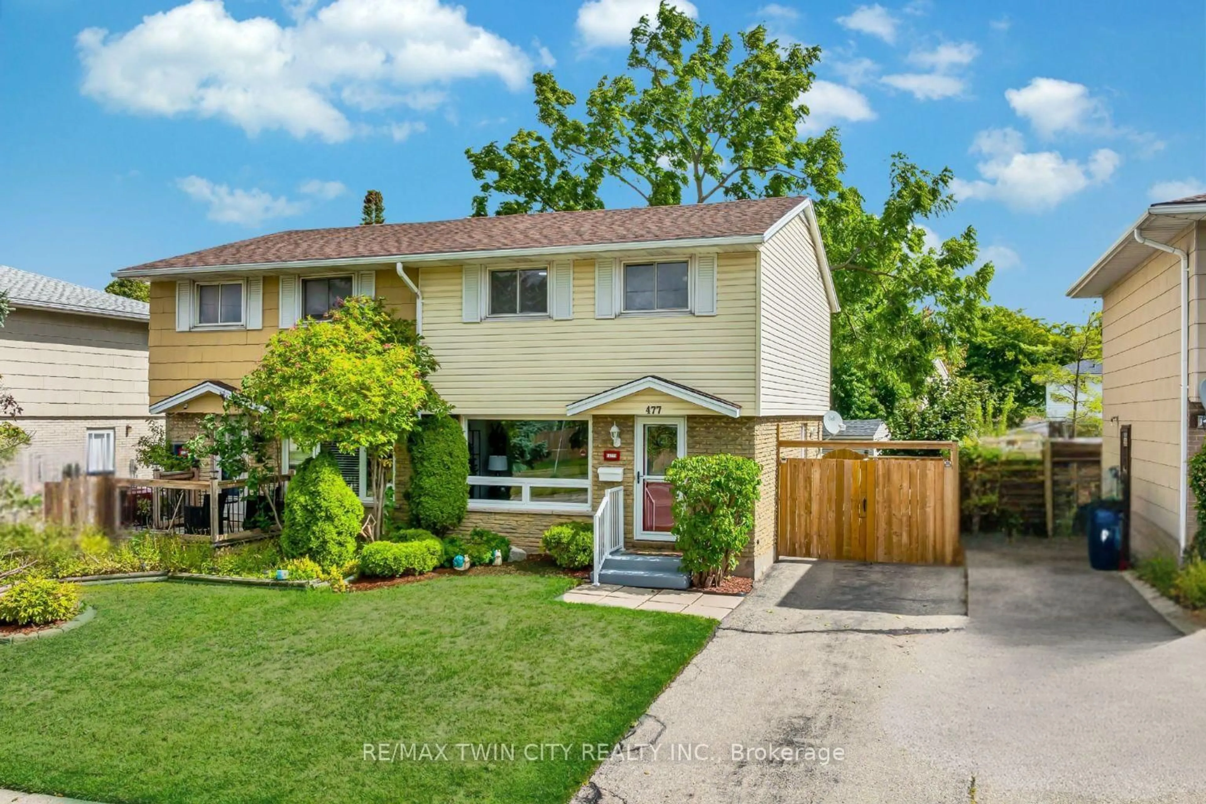 Home with vinyl exterior material, street for 477 Strasburg Rd, Kitchener Ontario N2E 1P1