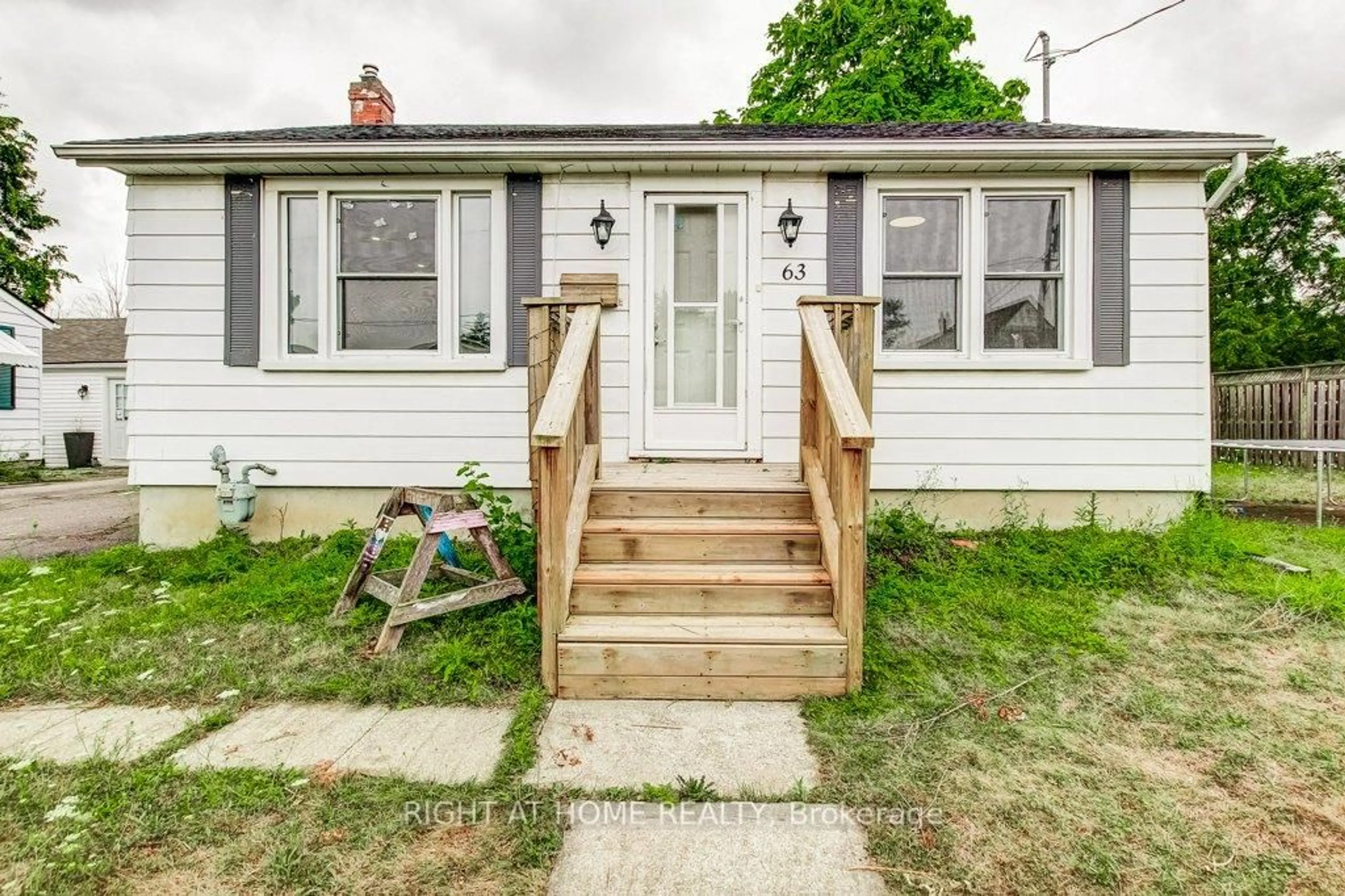 Home with vinyl exterior material, street for 63 Kinsey St, St. Catharines Ontario L2S 1E2