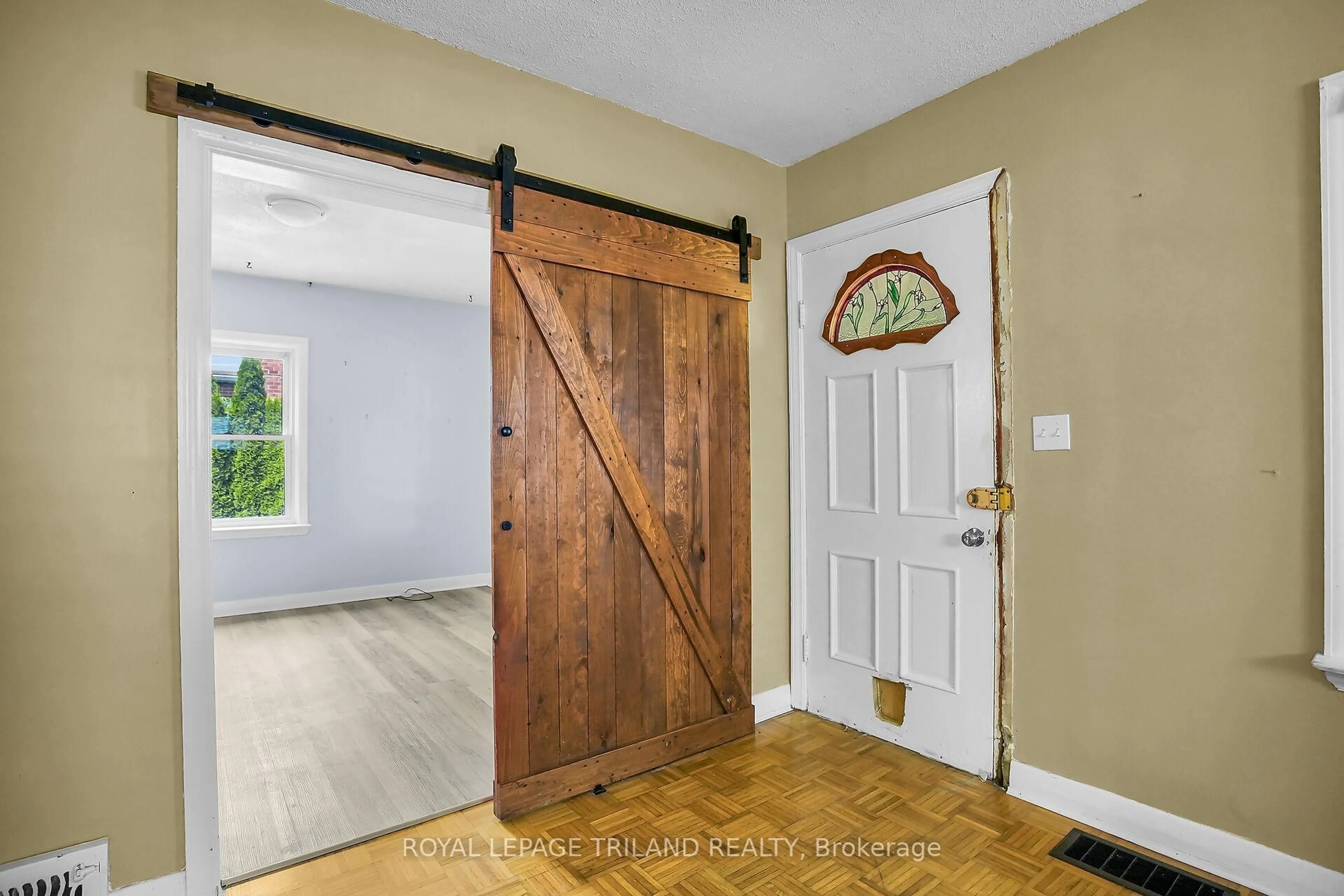 Indoor entryway for 55 Cliftonvale Ave, London South Ontario N6J 1J7