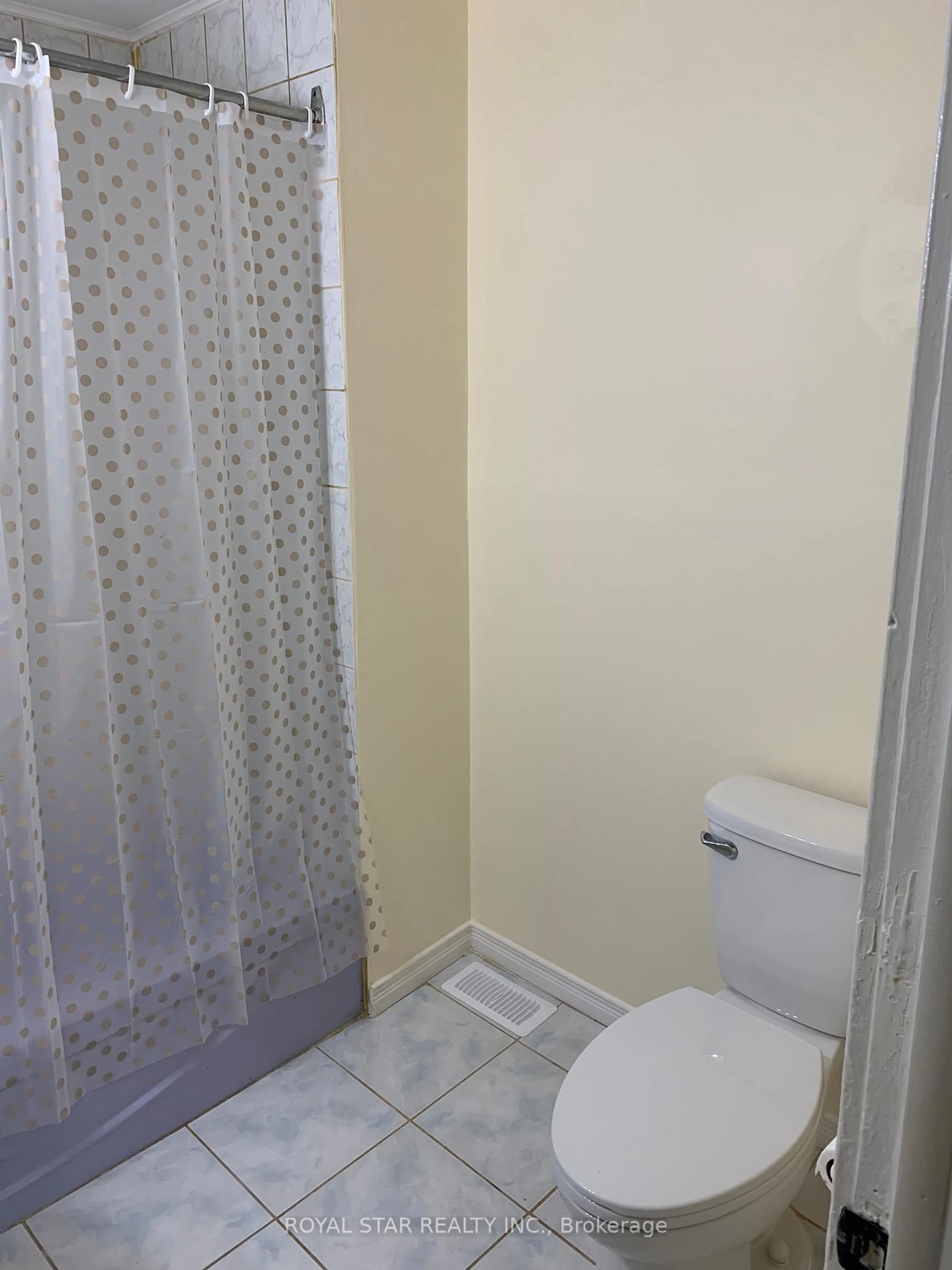 Standard bathroom, floor is not visible for 1280 4th Ave, Owen Sound Ontario N4K 2P6