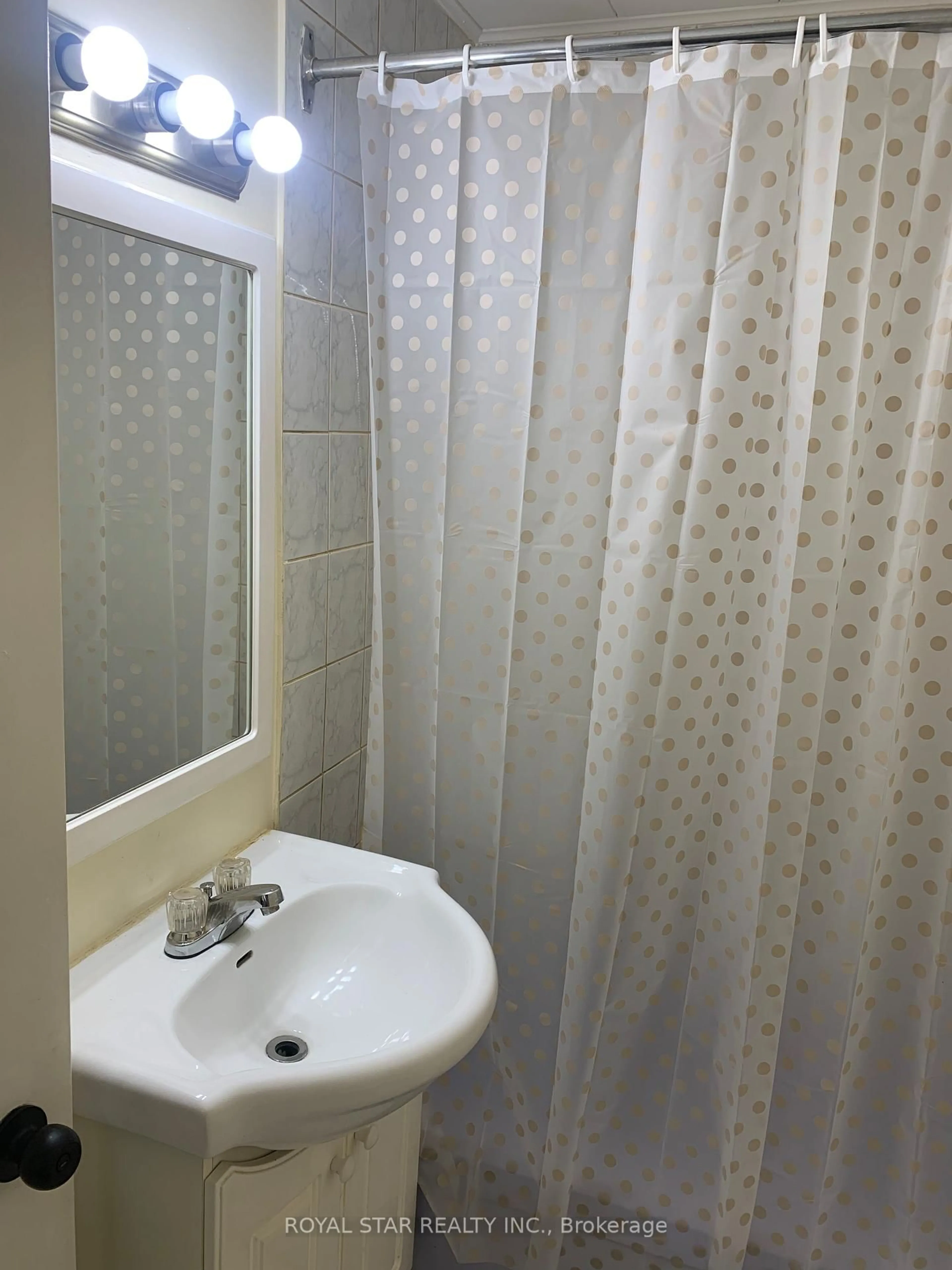 Standard bathroom, floor is not visible for 1280 4th Ave, Owen Sound Ontario N4K 2P6