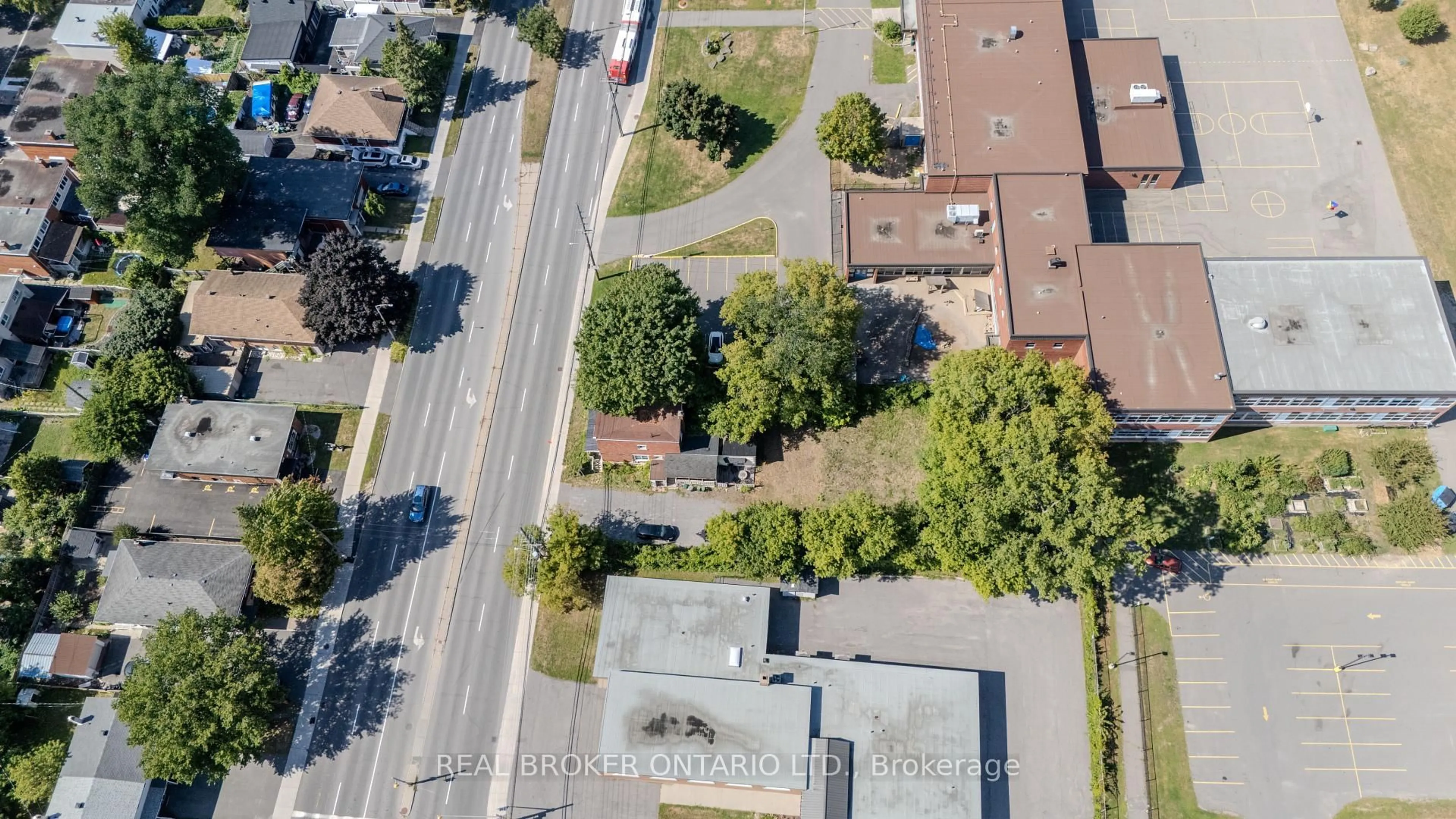 A pic from outside/outdoor area/front of a property/back of a property/a pic from drone, street for 713 St Laurent Blvd, Ottawa Ontario K1K 3A6