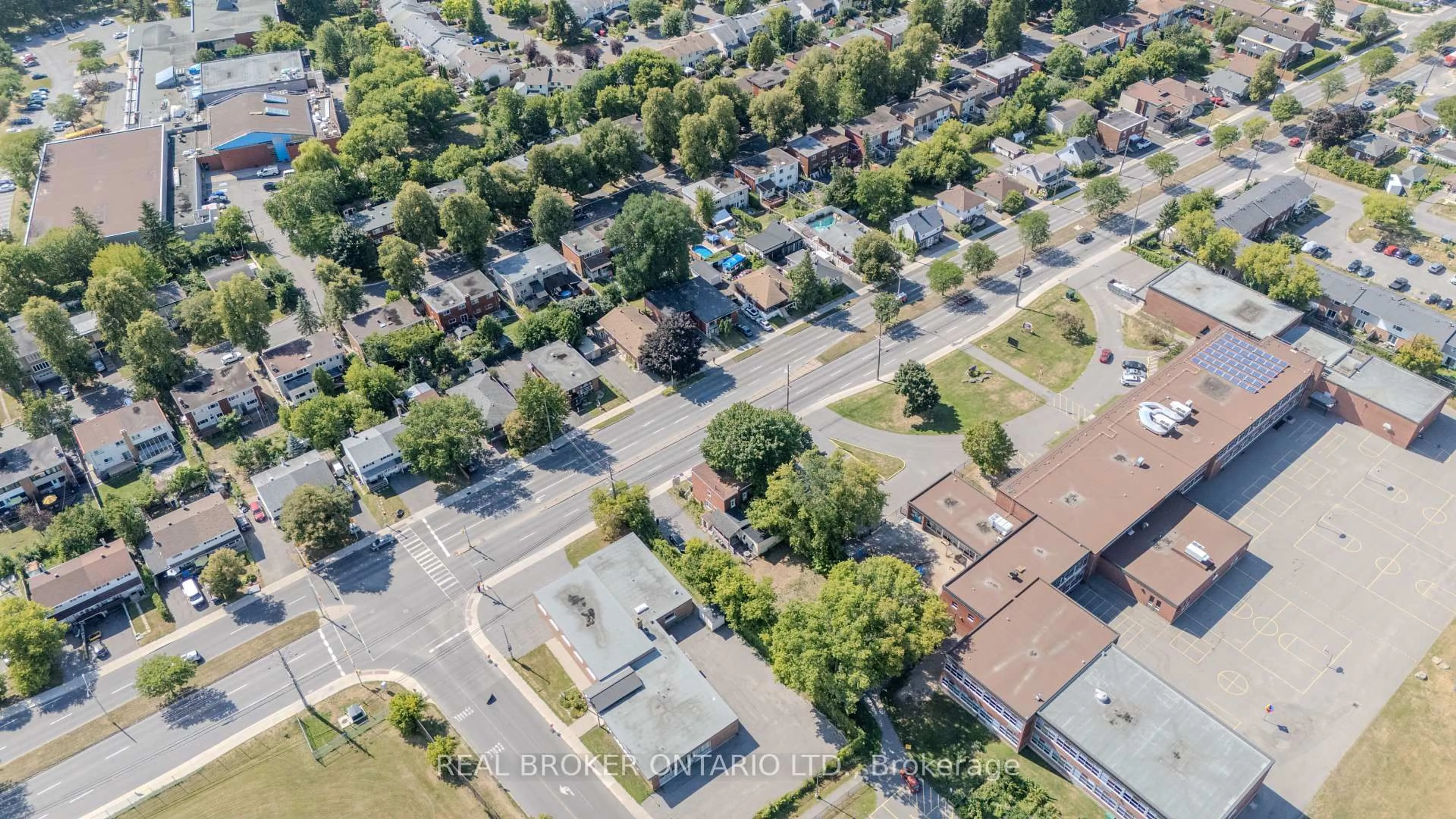A pic from outside/outdoor area/front of a property/back of a property/a pic from drone, street for 713 St Laurent Blvd, Ottawa Ontario K1K 3A6