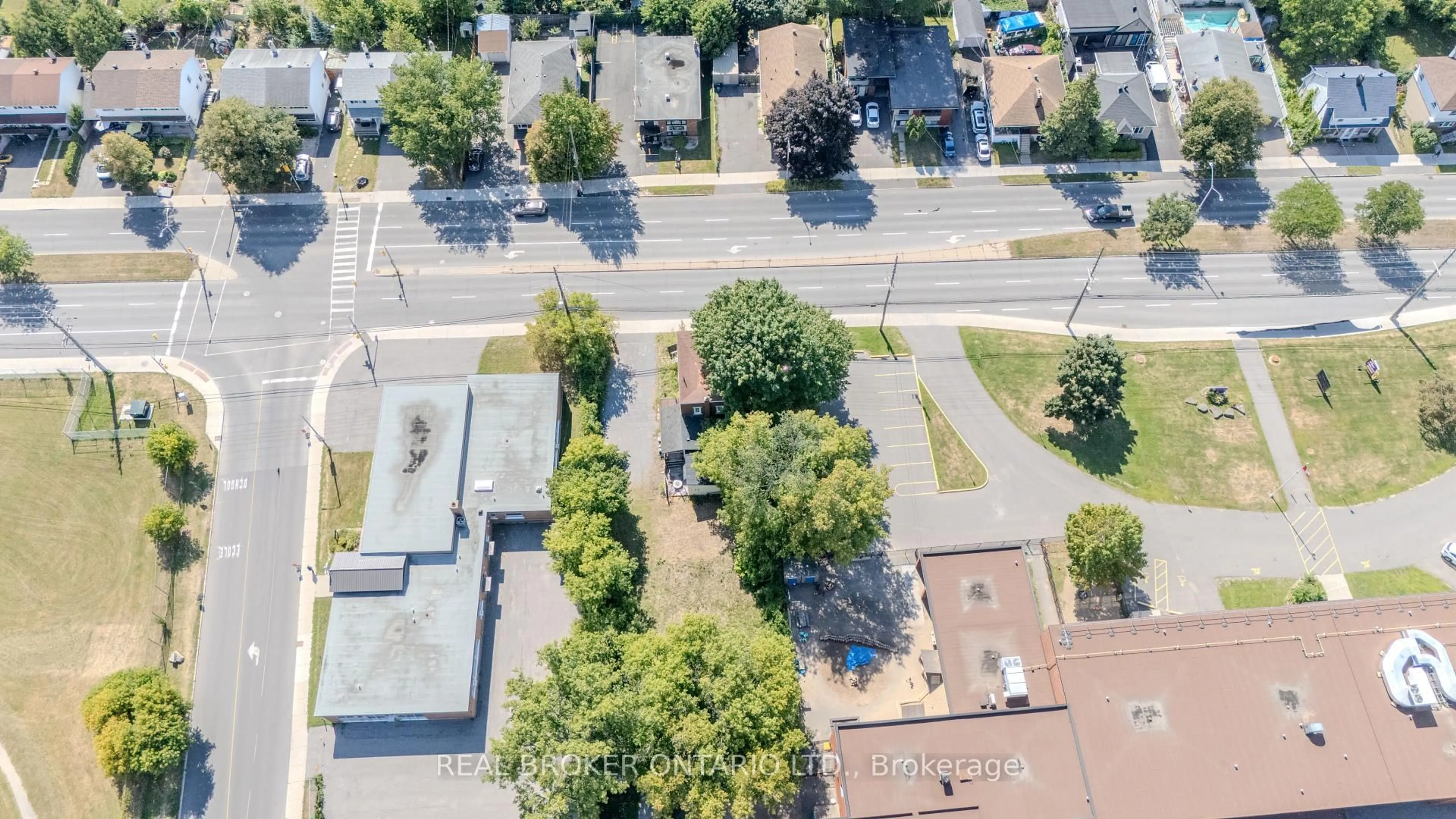 A pic from outside/outdoor area/front of a property/back of a property/a pic from drone, street for 713 St Laurent Blvd, Ottawa Ontario K1K 3A6