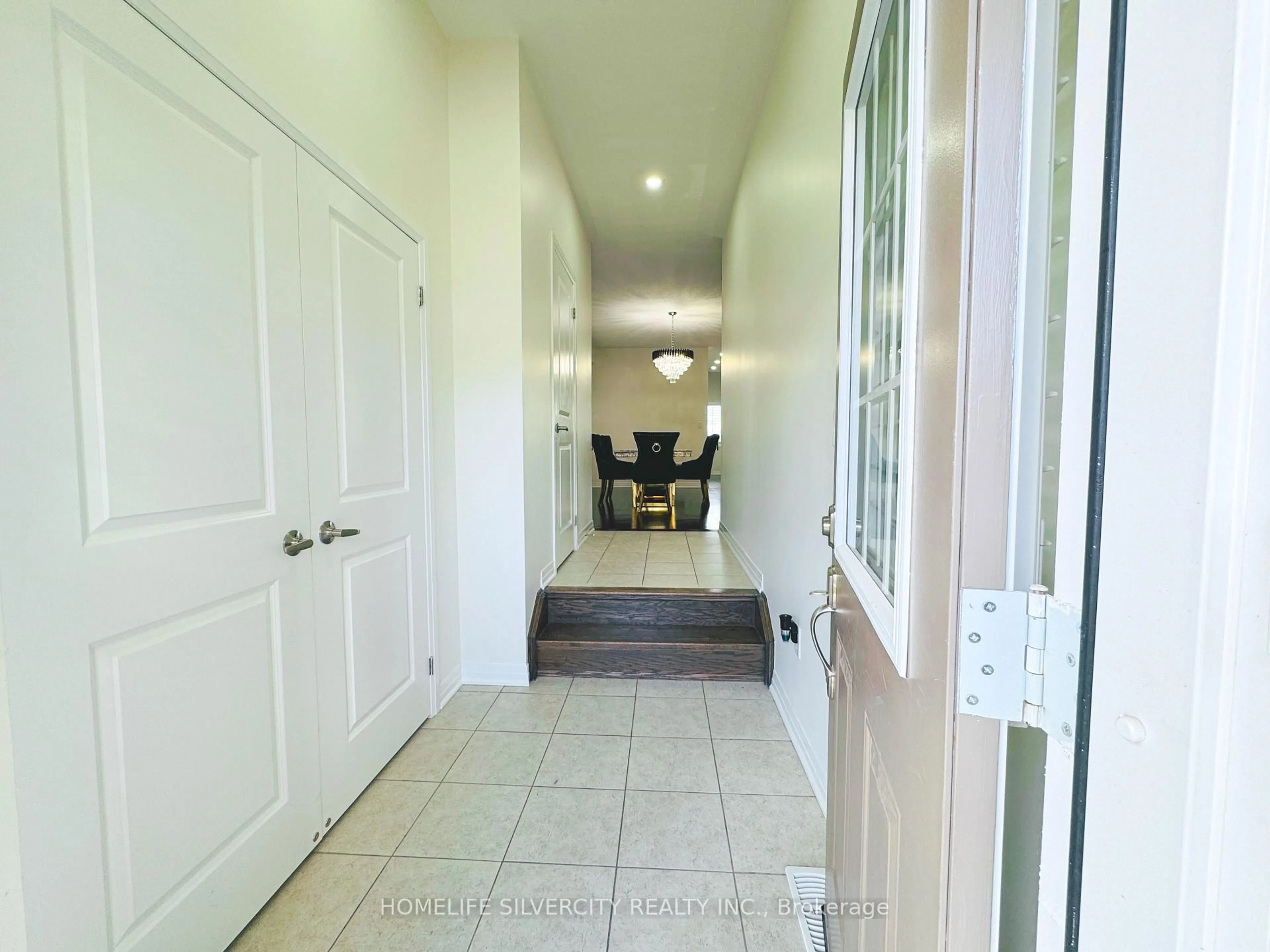 Indoor foyer for 28 Jenkins St, East Luther Grand Valley Ontario L9W 7R3