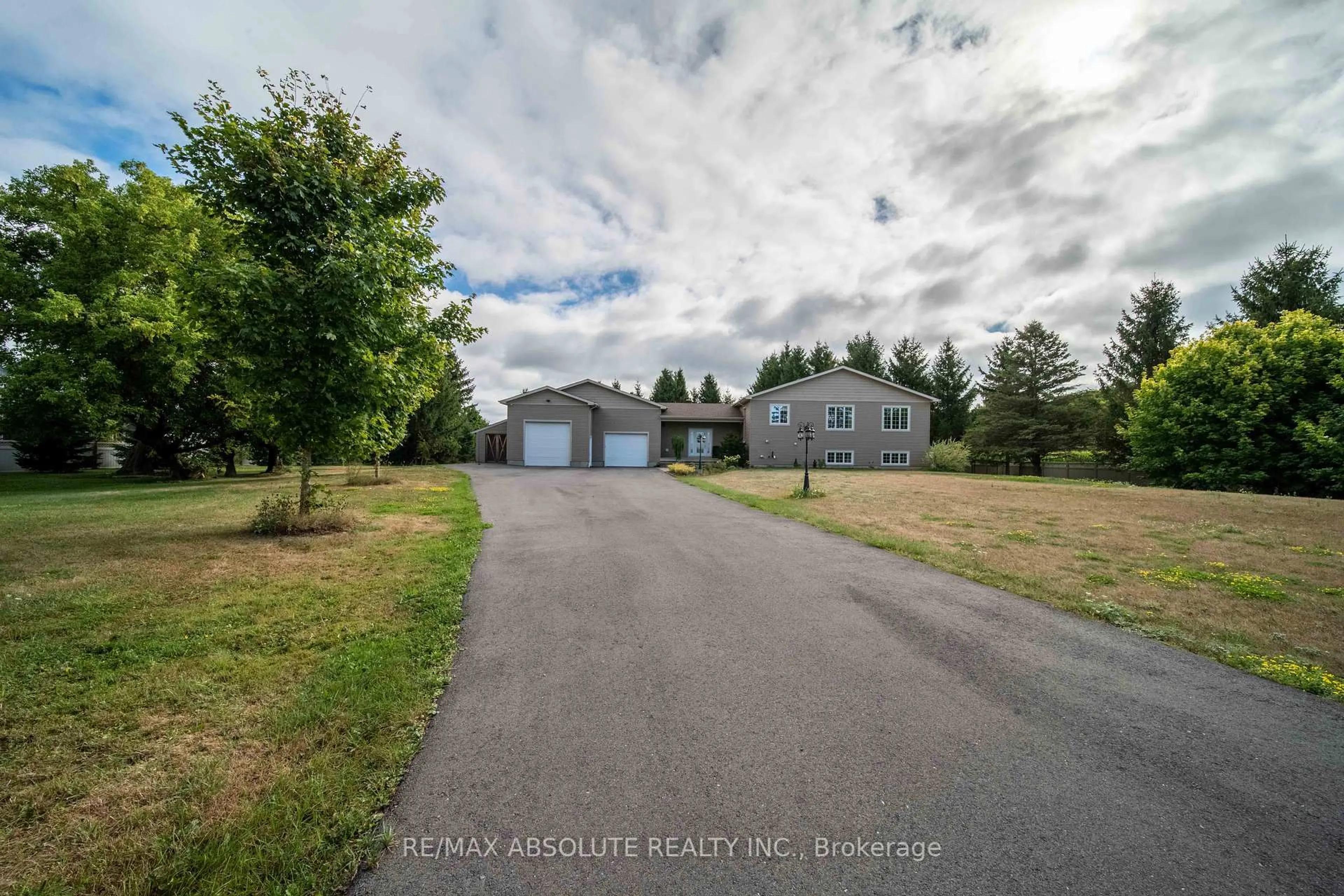 A pic from outside/outdoor area/front of a property/back of a property/a pic from drone, unknown for 735 St Thomas Rd, Russell Ontario K0A 1W0