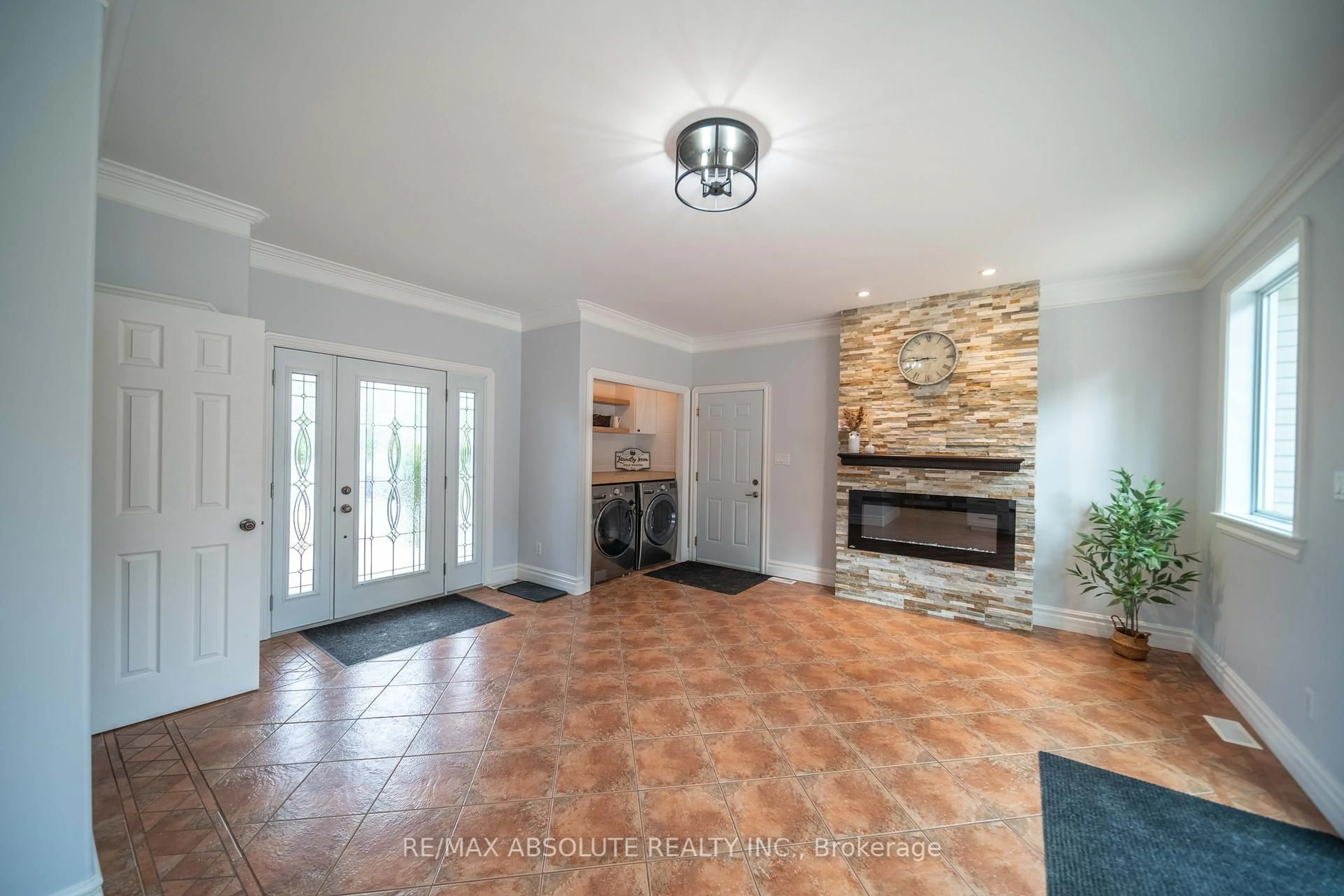 Indoor entryway for 735 St Thomas Rd, Russell Ontario K0A 1W0