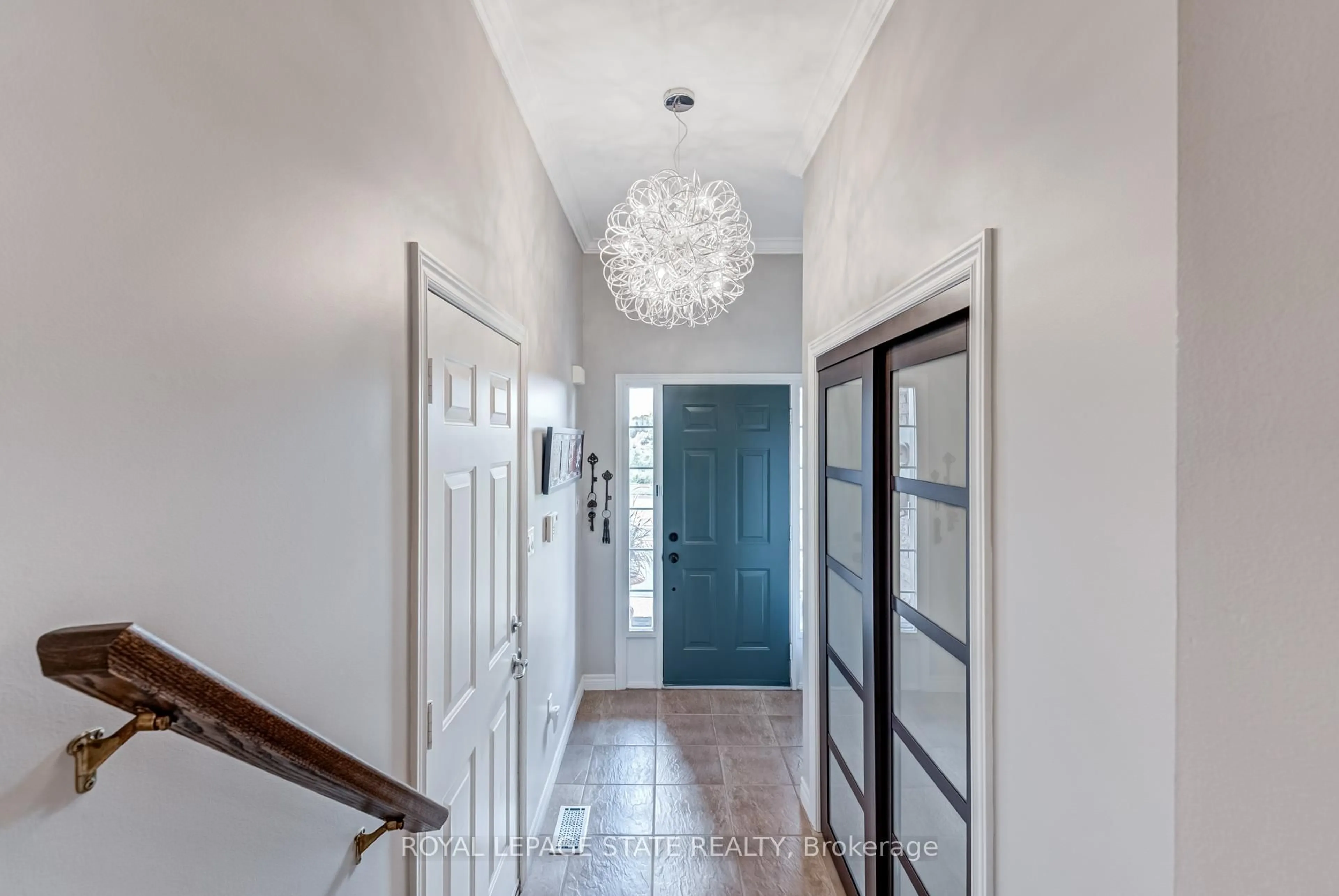 Indoor entryway for 1105 Harrogate Dr, Hamilton Ontario L9K 1N1