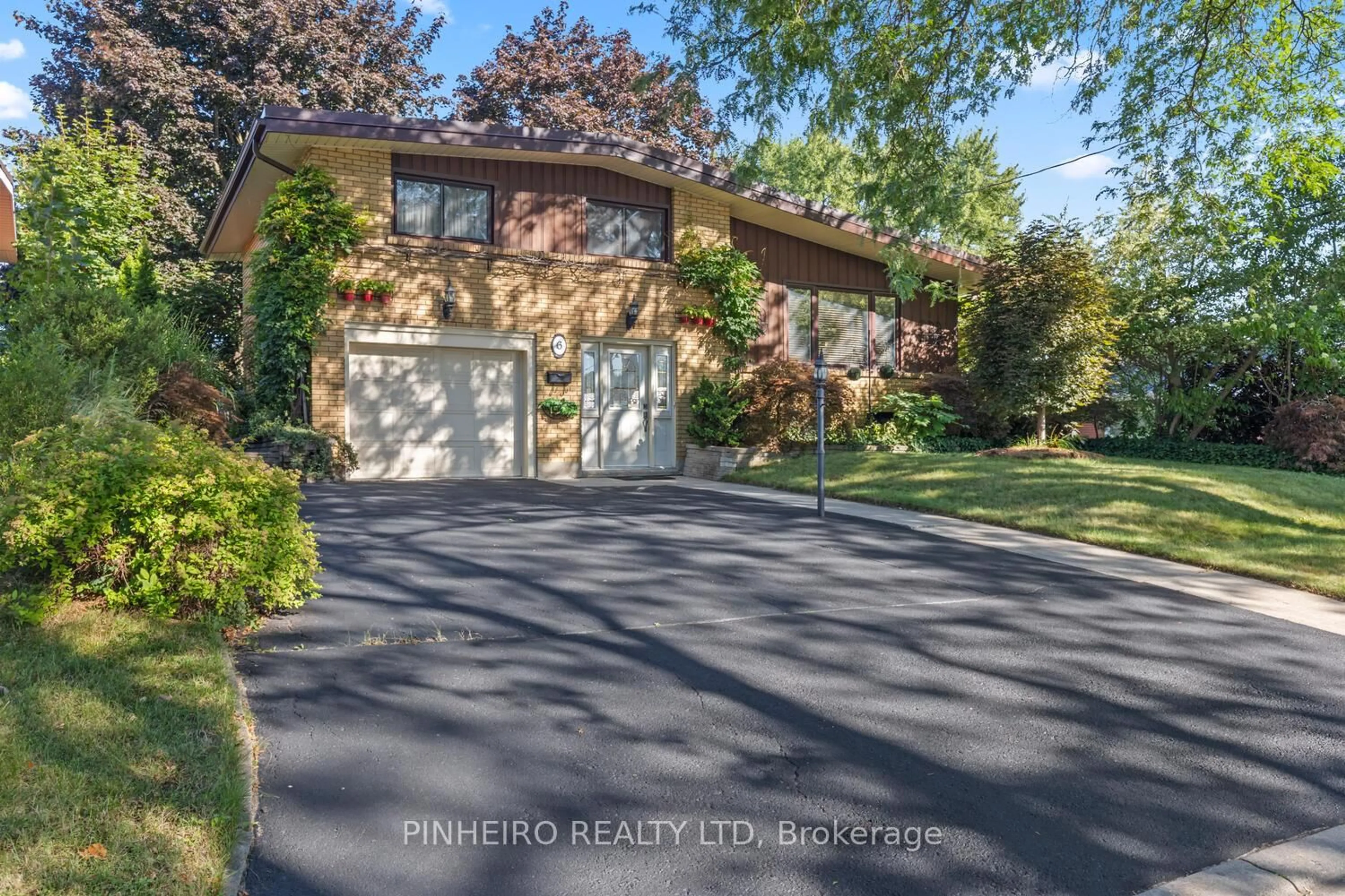 Home with vinyl exterior material, street for 6 Oregon Rd, London South Ontario N5Z 4B9