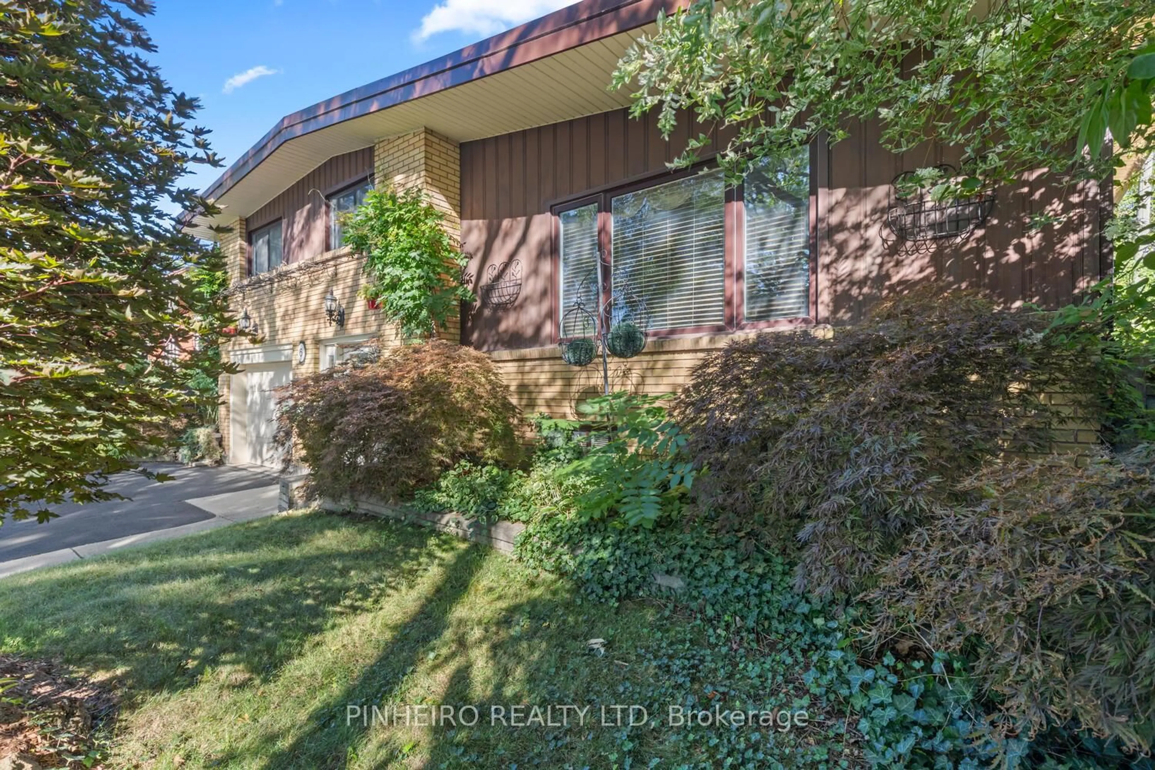 A pic from outside/outdoor area/front of a property/back of a property/a pic from drone, street for 6 Oregon Rd, London South Ontario N5Z 4B9