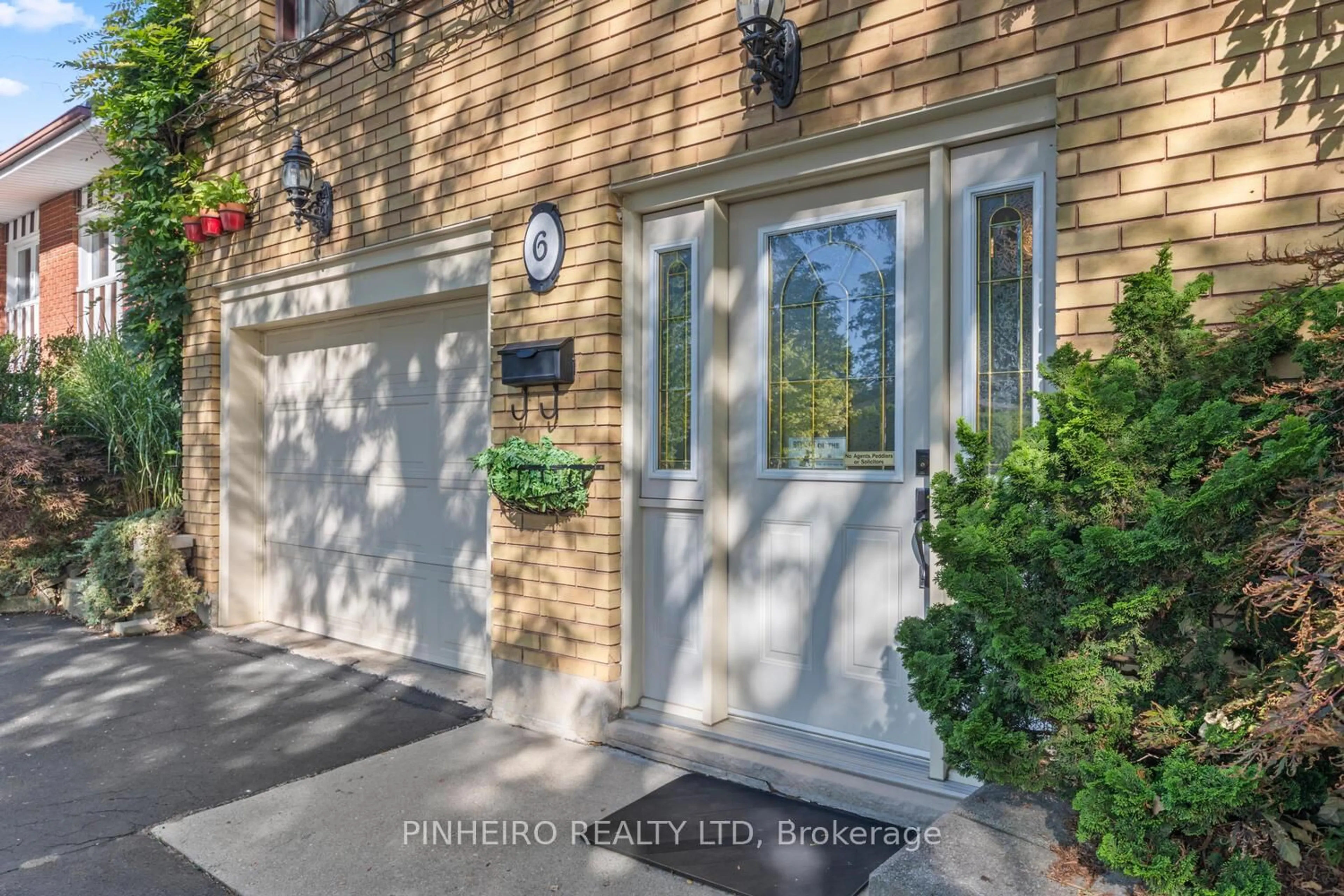 Indoor entryway for 6 Oregon Rd, London South Ontario N5Z 4B9