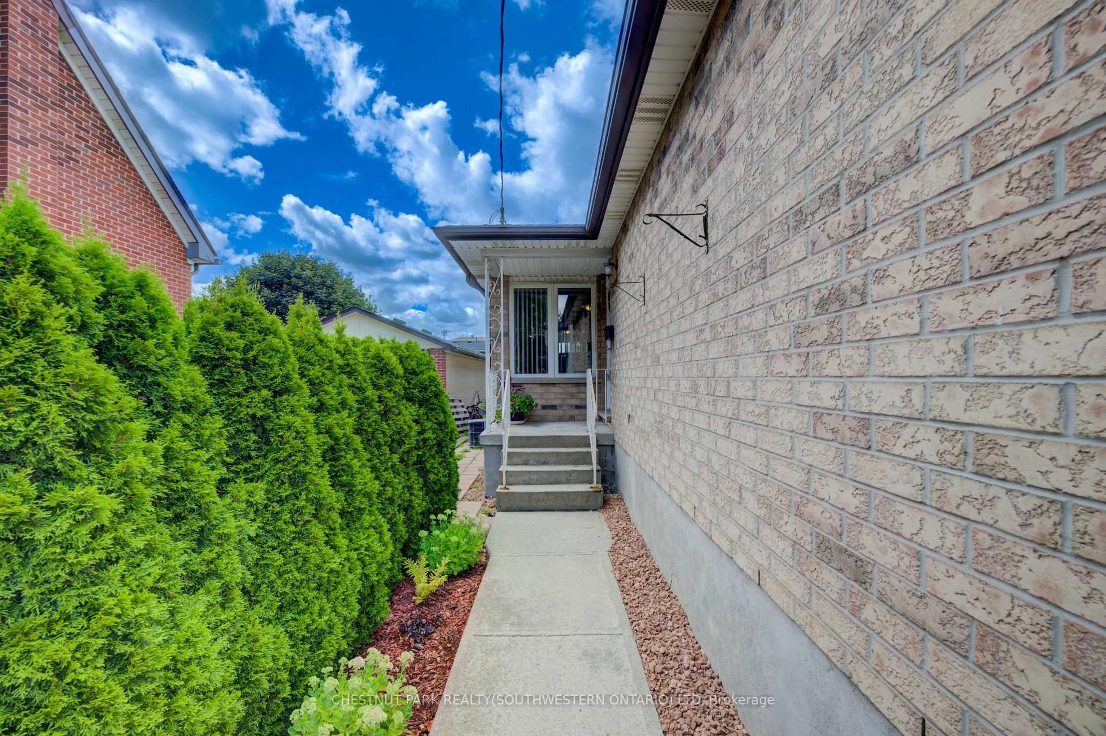 Home with brick exterior material, street for 34 4th Ave, Kitchener Ontario N2C 1N8