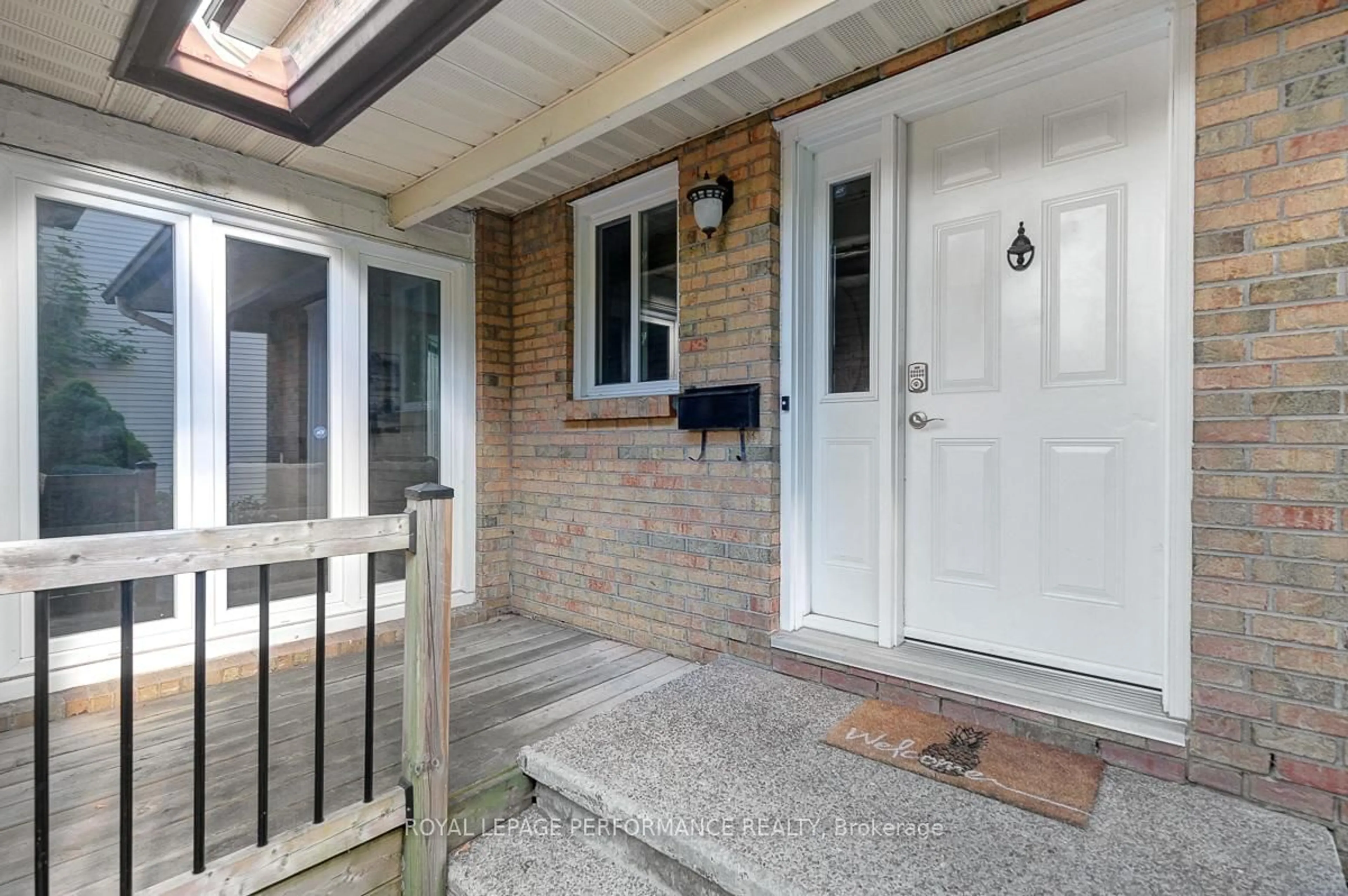 Indoor entryway for 114 Four Seasons Dr, Ottawa Ontario K2E 7S1
