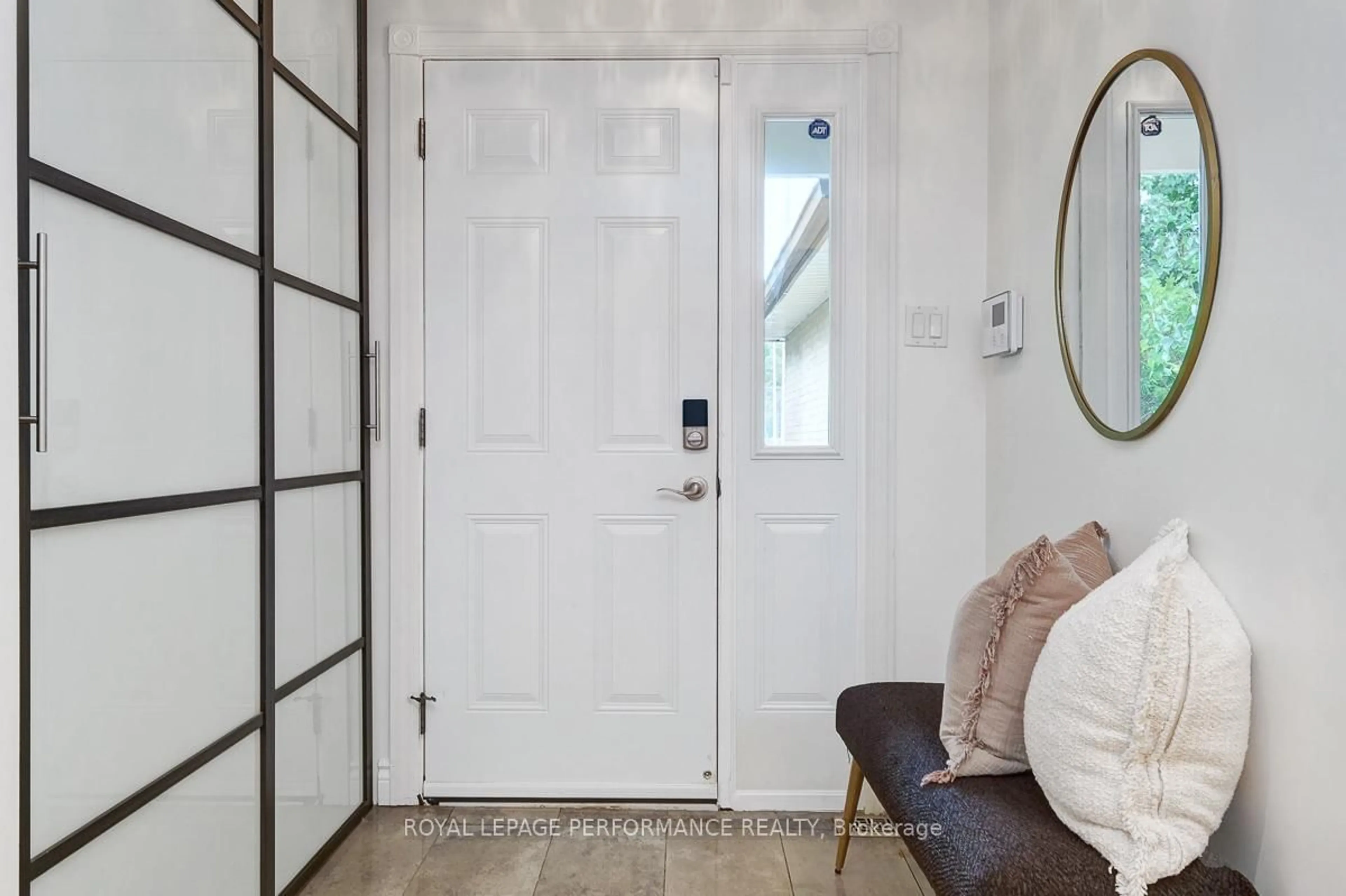 Indoor entryway for 114 Four Seasons Dr, Ottawa Ontario K2E 7S1