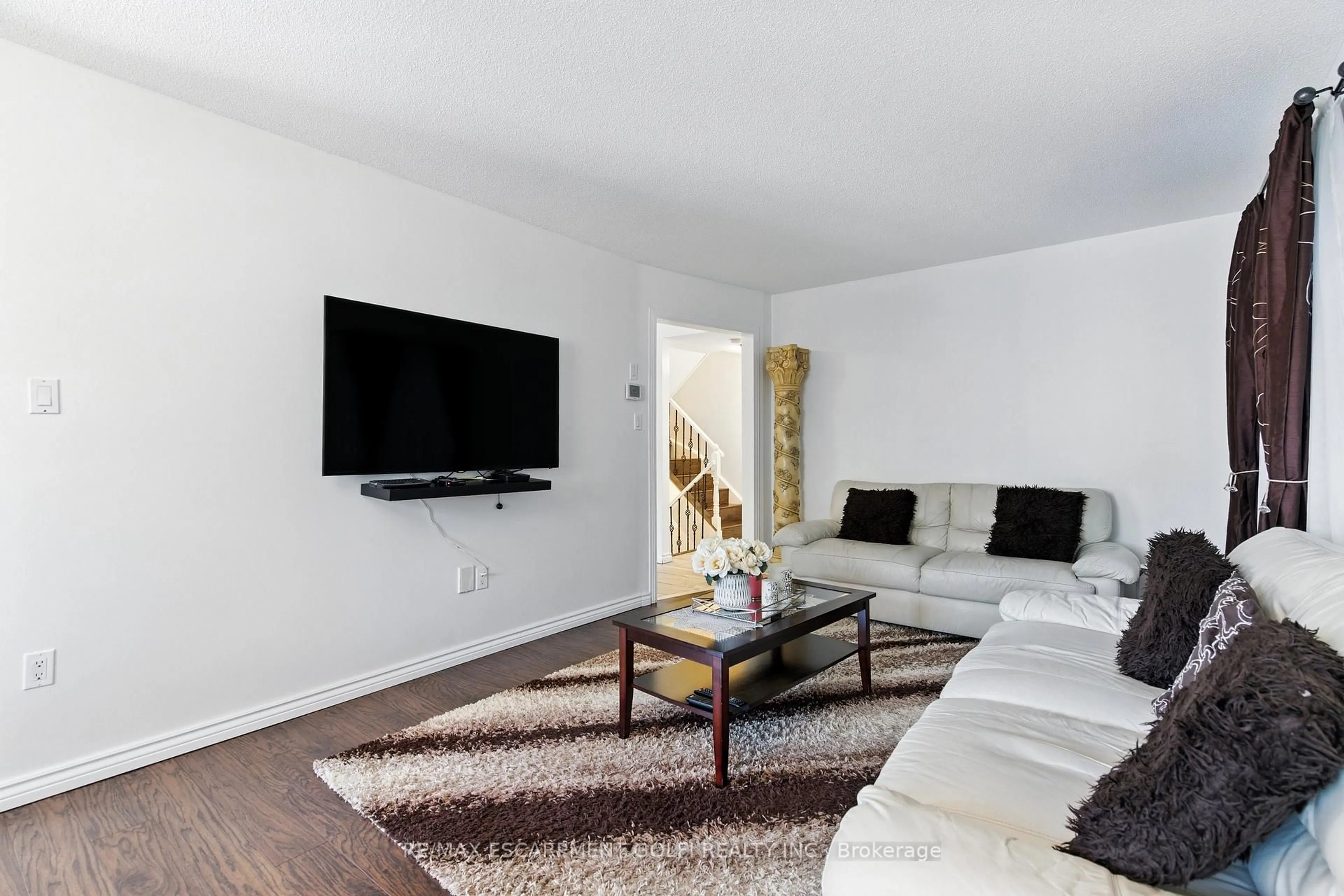 Living room with furniture, wood/laminate floor for 35 Jacqueline Blvd, Hamilton Ontario L9B 2R1