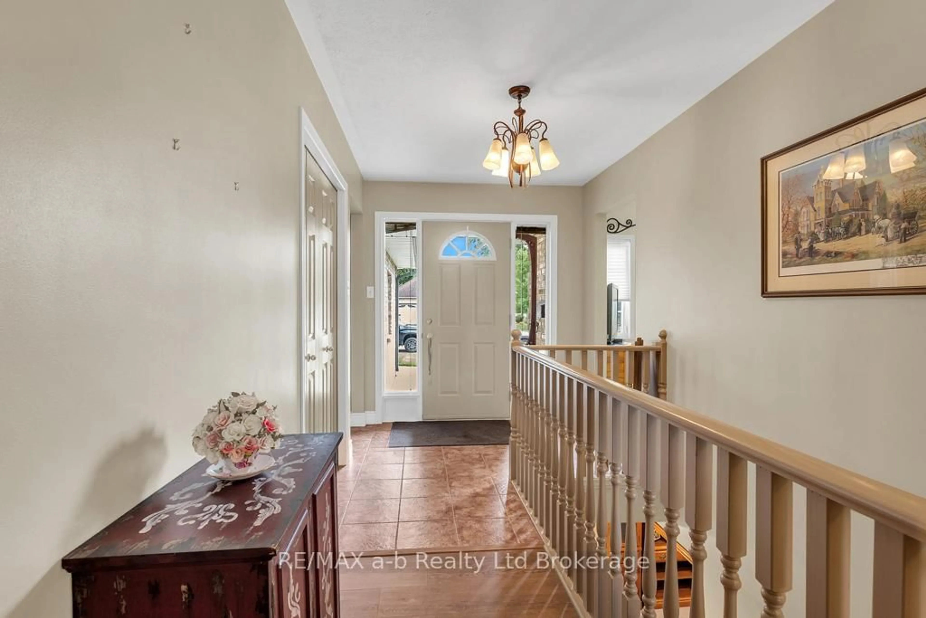 Indoor foyer for 53 Woodland Cres, Tillsonburg Ontario N4G 4G6