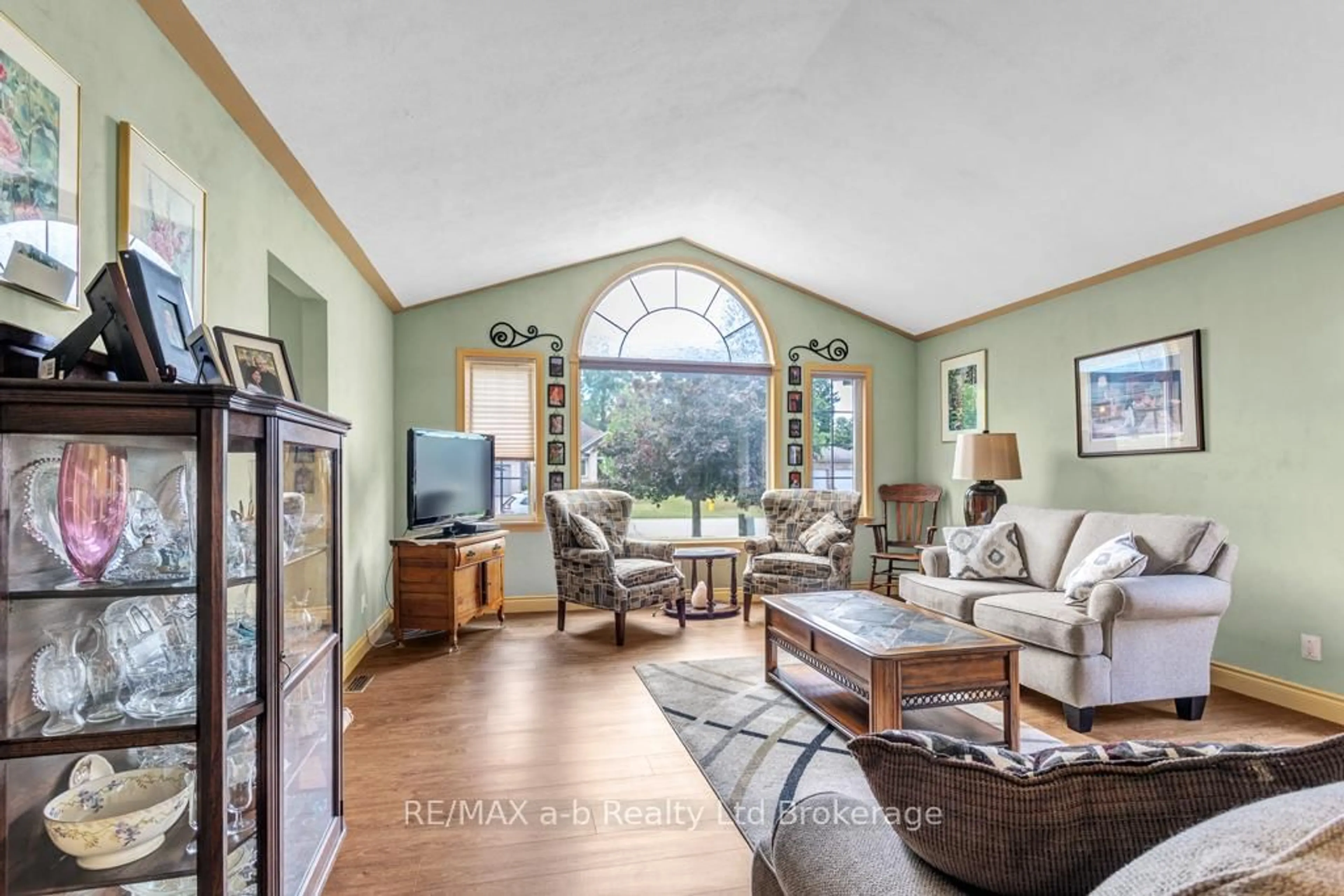Living room with furniture, unknown for 53 Woodland Cres, Tillsonburg Ontario N4G 4G6