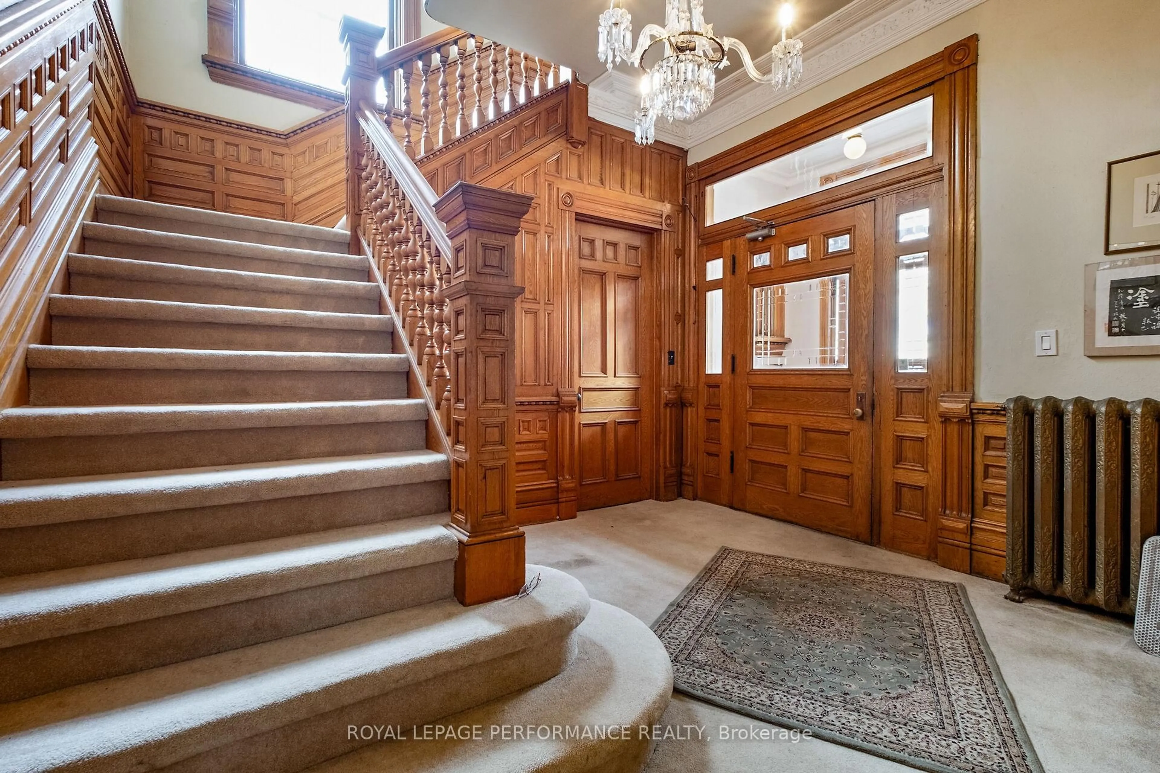 Indoor foyer for 320-322 Chapel St, Ottawa Ontario K1N 7Z3