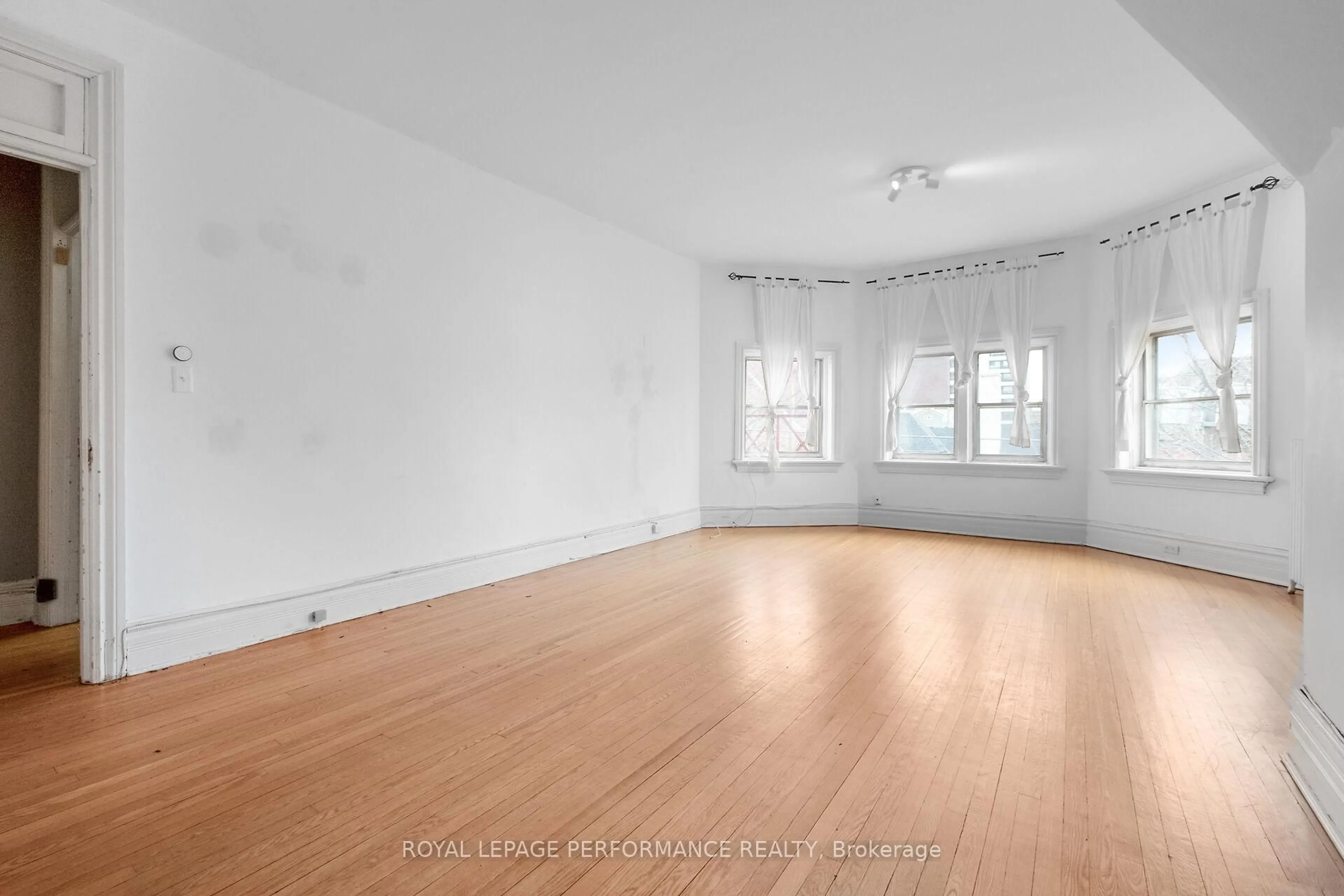 A pic of a room for 320-322 Chapel St, Ottawa Ontario K1N 7Z3