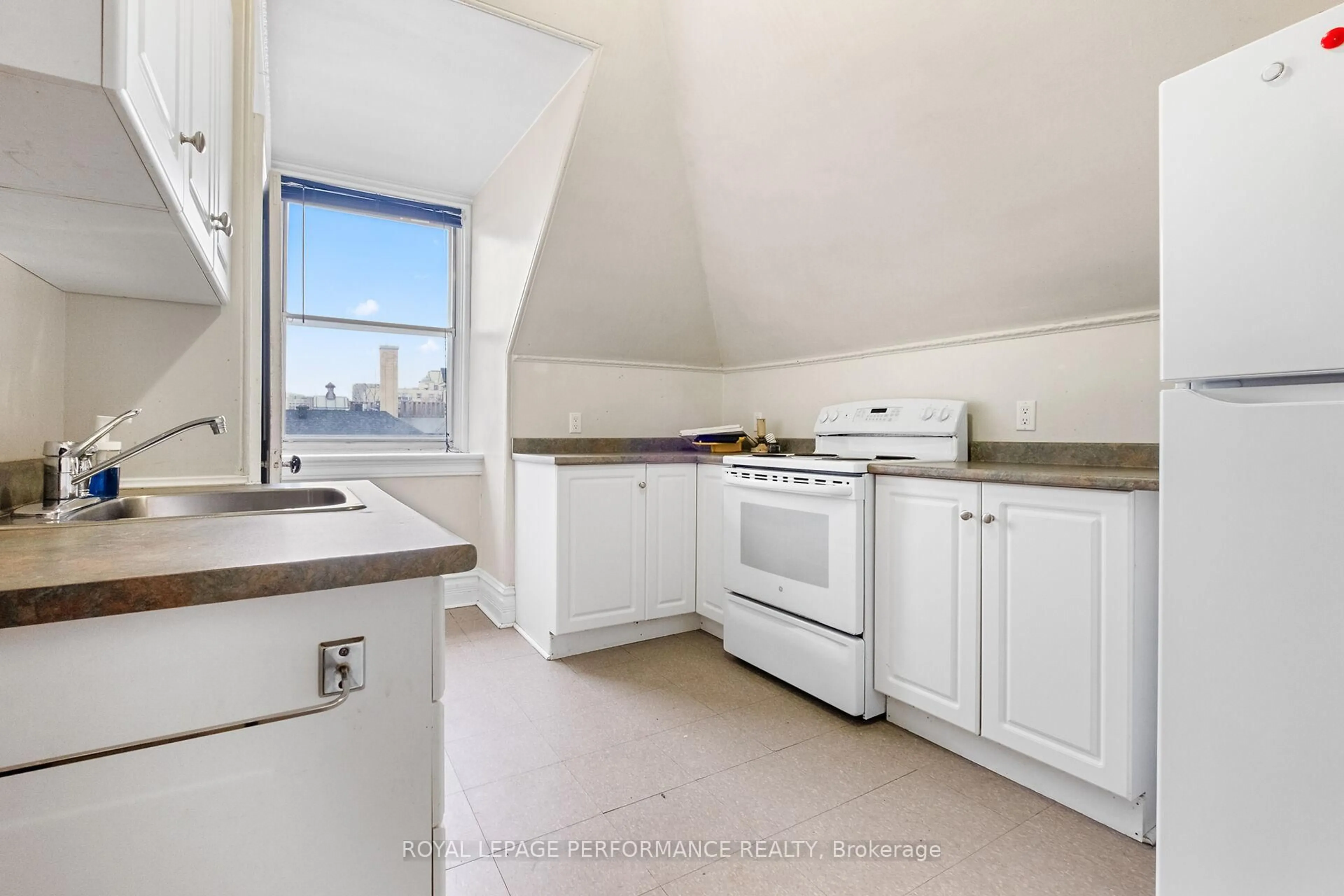 Standard kitchen, unknown for 320-322 Chapel St, Ottawa Ontario K1N 7Z3