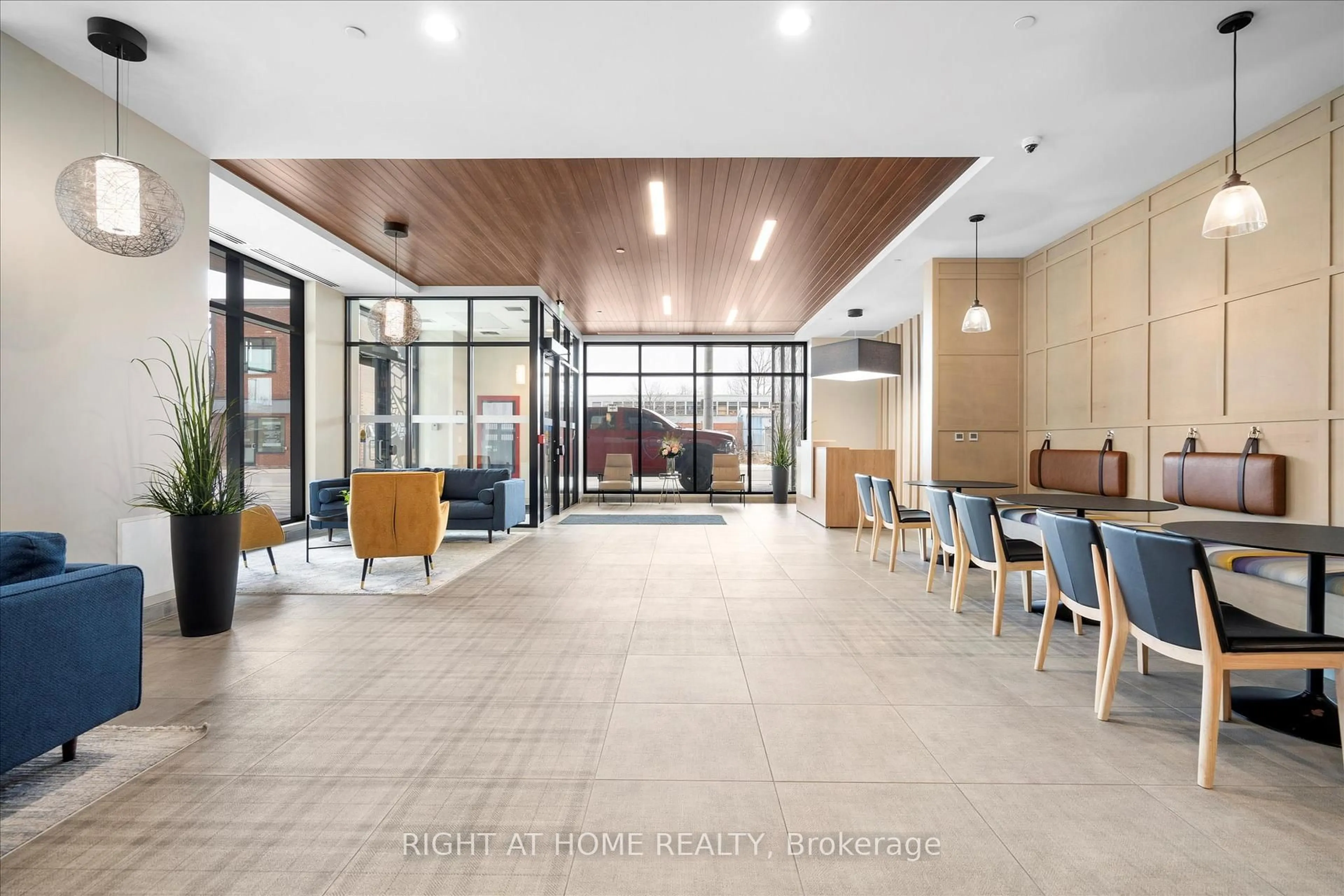 Indoor foyer for 108 Garment St #2503, Kitchener Ontario N2G 0E2