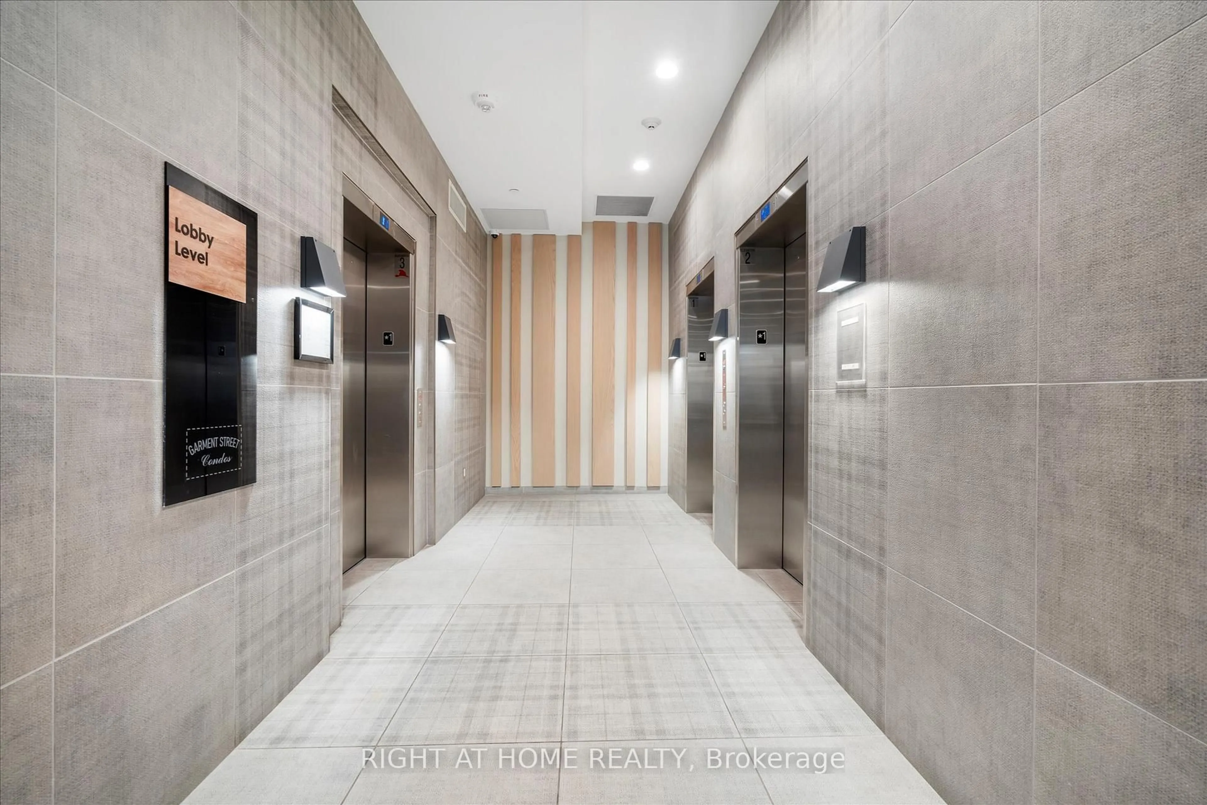 Indoor foyer for 108 Garment St #2503, Kitchener Ontario N2G 0E2