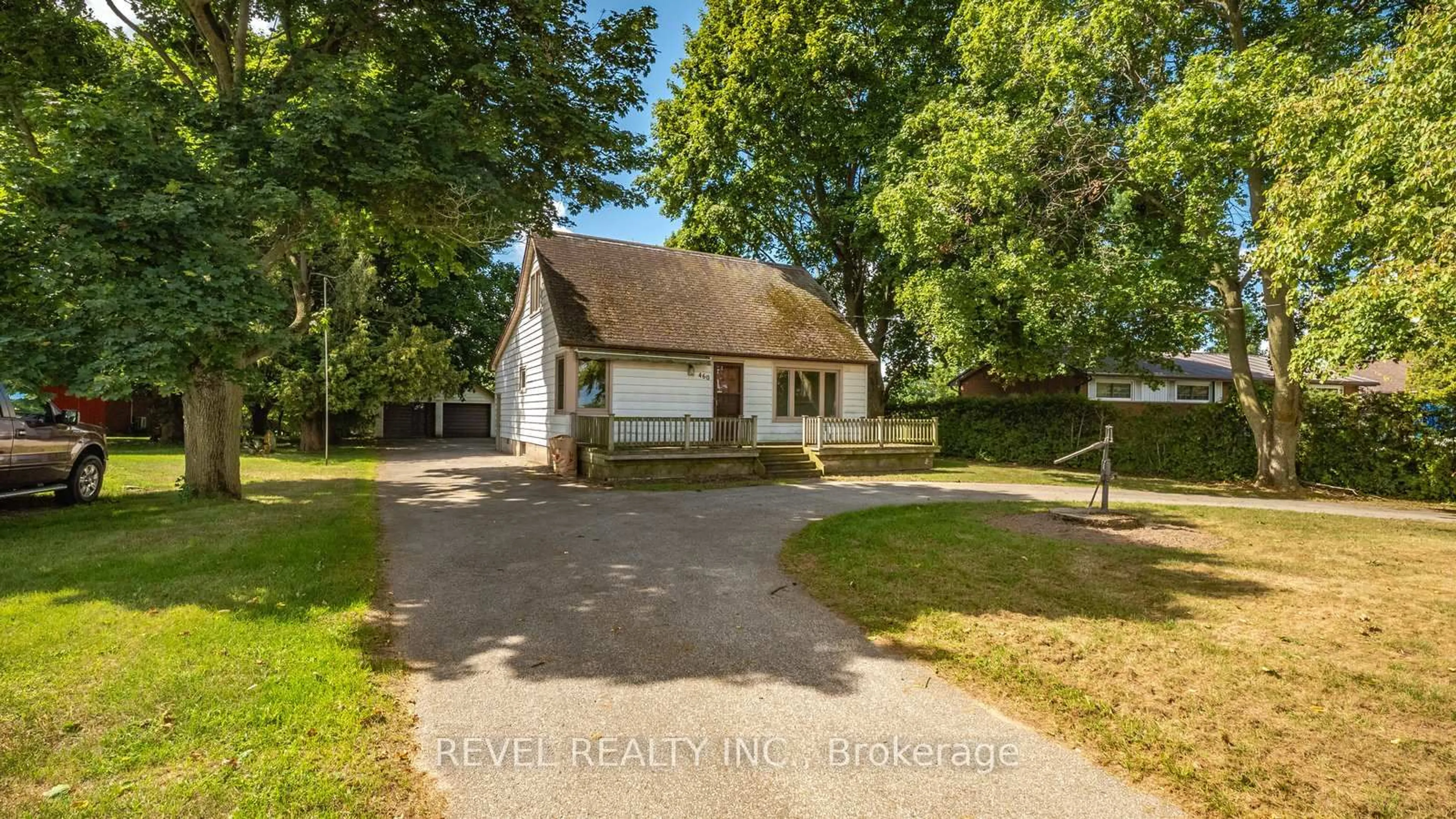 A pic from outside/outdoor area/front of a property/back of a property/a pic from drone, street for 460 Burtch Rd, Brant Ontario N0E 1K0