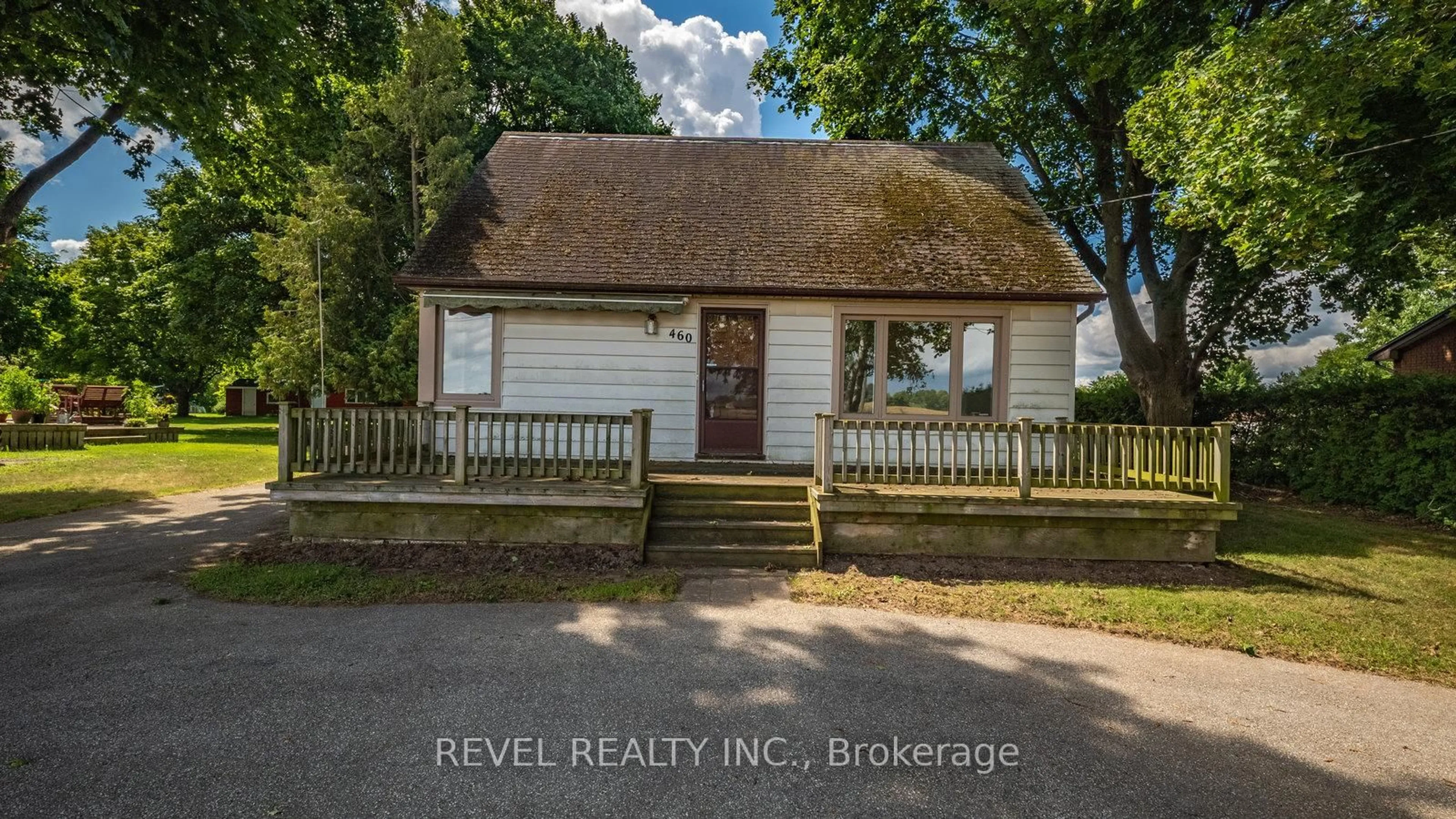 A pic from outside/outdoor area/front of a property/back of a property/a pic from drone, street for 460 Burtch Rd, Brant Ontario N0E 1K0