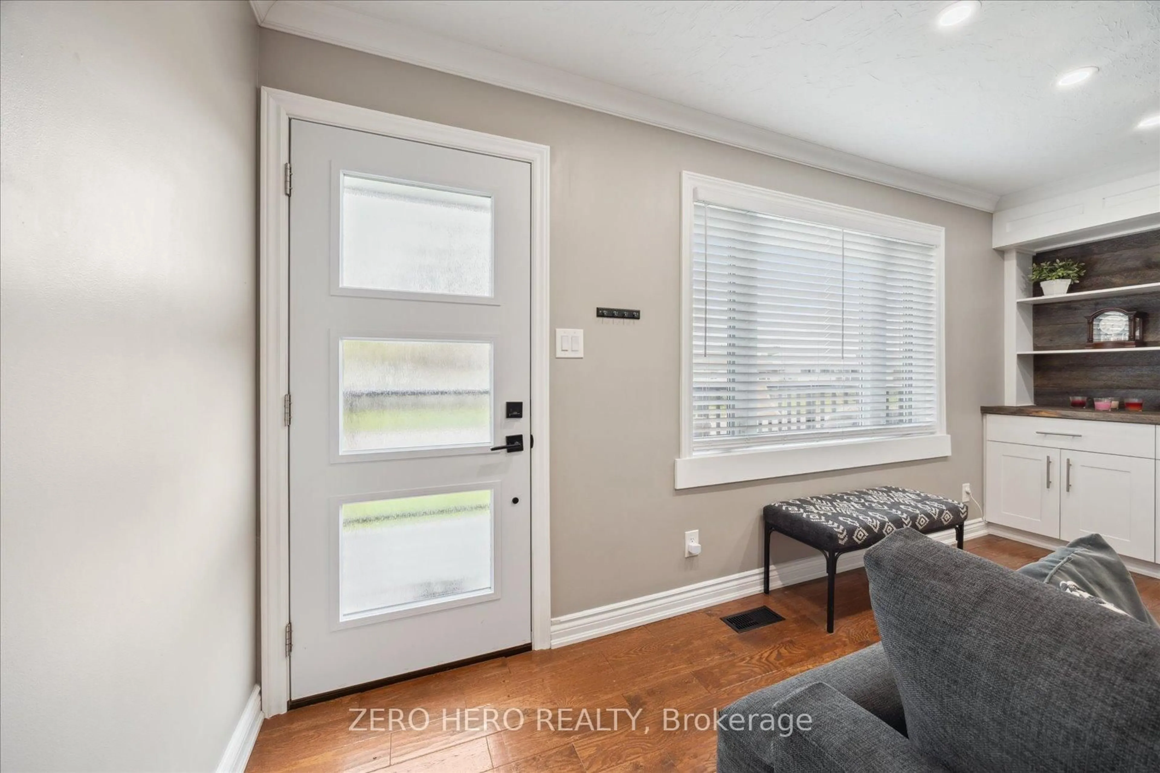 Indoor entryway for 33 Elizabeth Ave, Quinte West Ontario K8V 2R1