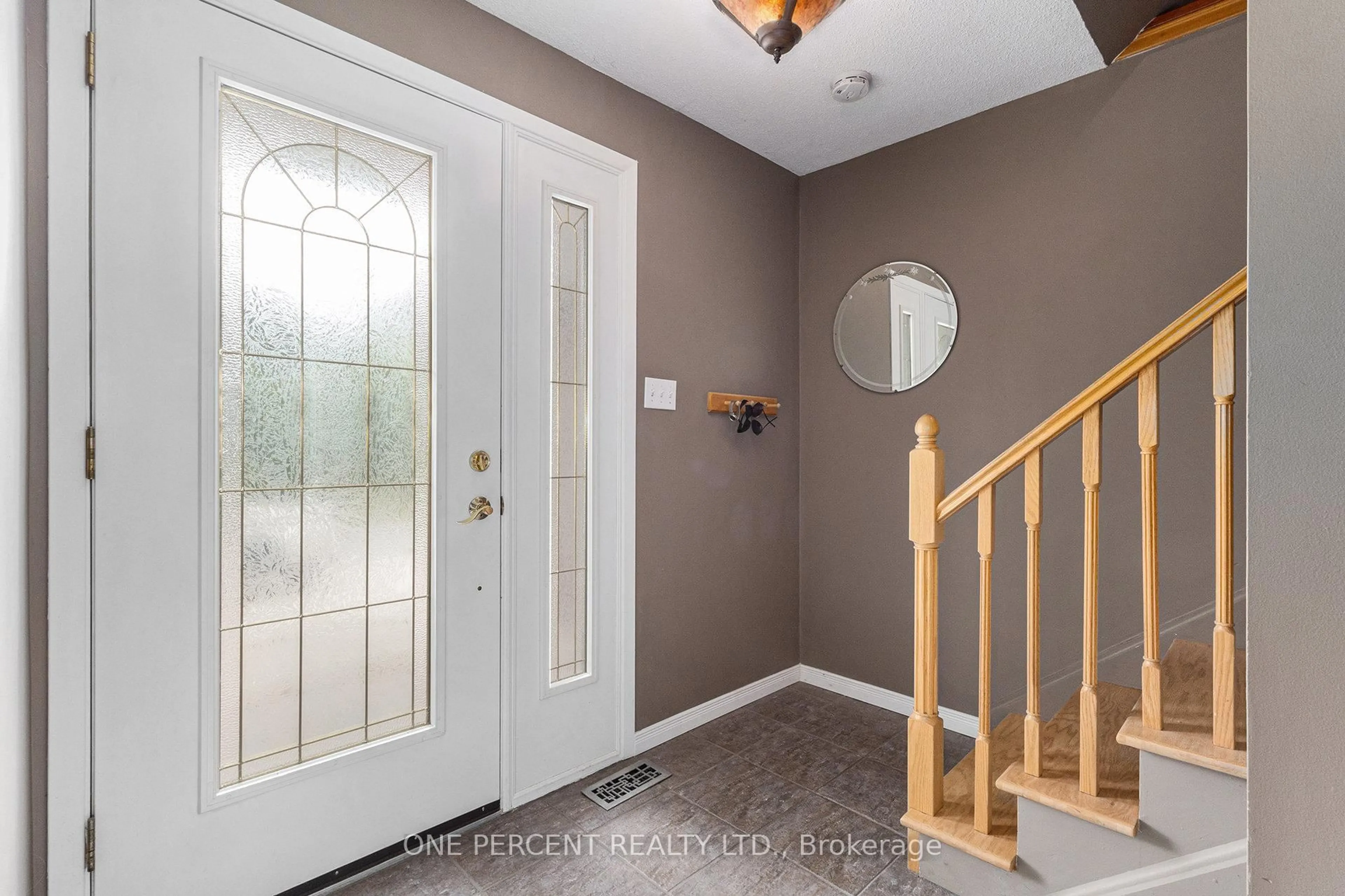 Indoor entryway for 2563 Egan Rd, Ottawa Ontario K1V 8M9