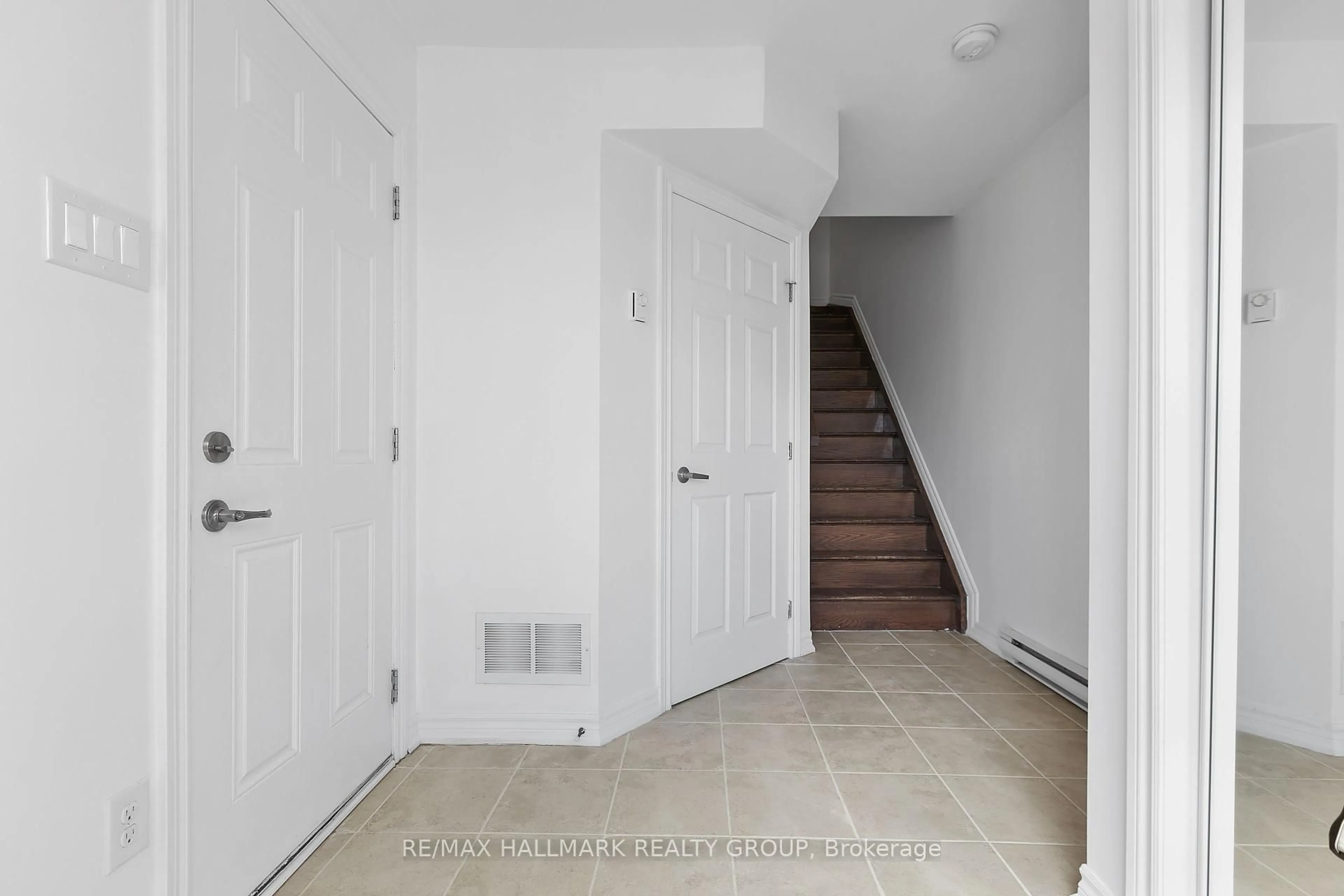 Indoor entryway for 2427 Nutgrove Ave, Ottawa Ontario K2J 0X4