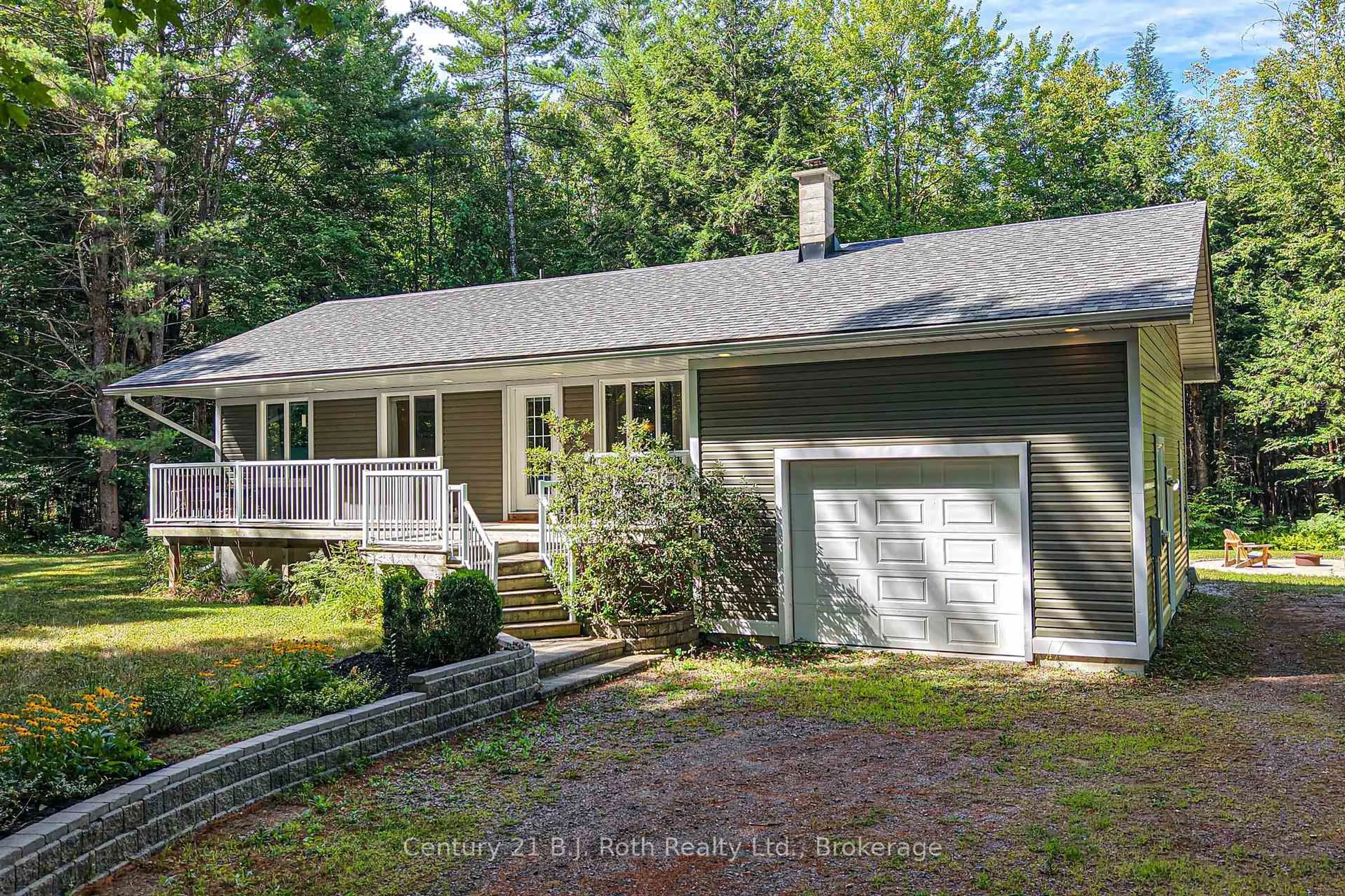 A pic from outside/outdoor area/front of a property/back of a property/a pic from drone, street for 2289 Southwood Rd, Gravenhurst Ontario P0E 1G0