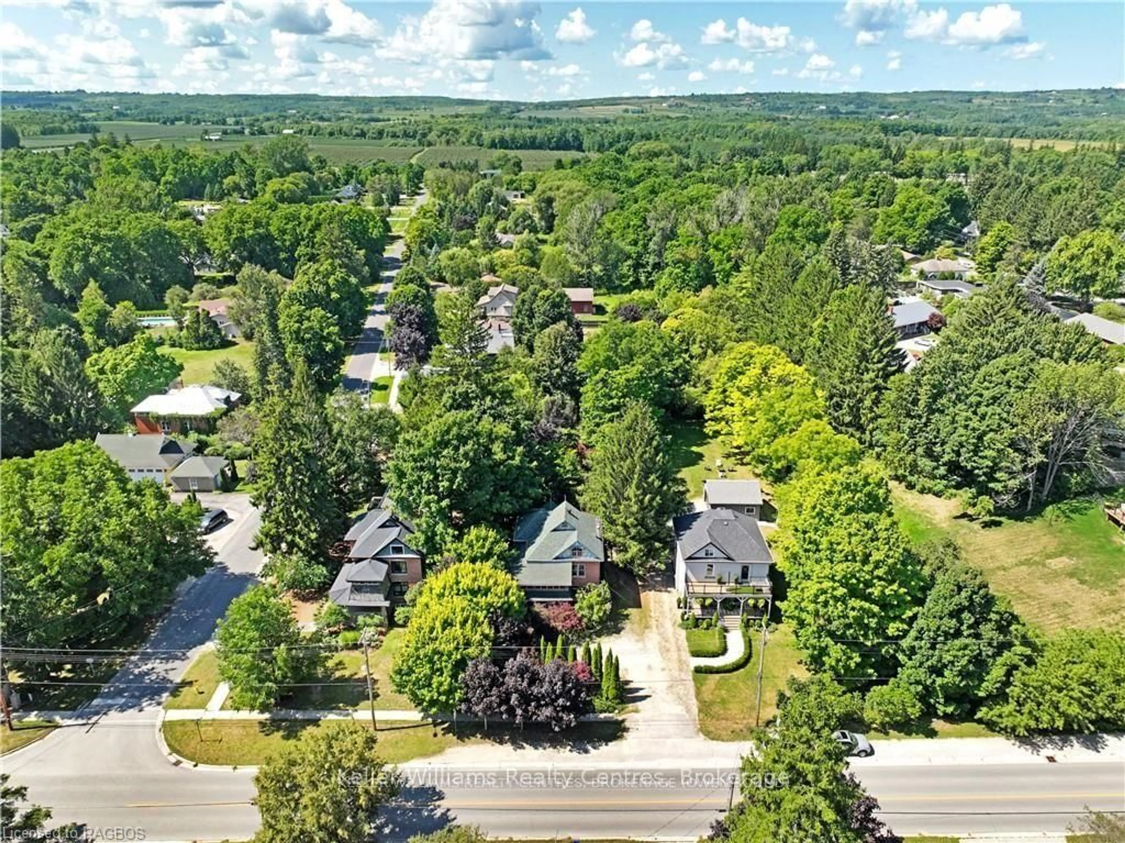 A pic from outside/outdoor area/front of a property/back of a property/a pic from drone, street for 220 MARSH St, Blue Mountains Ontario N0H 1J0