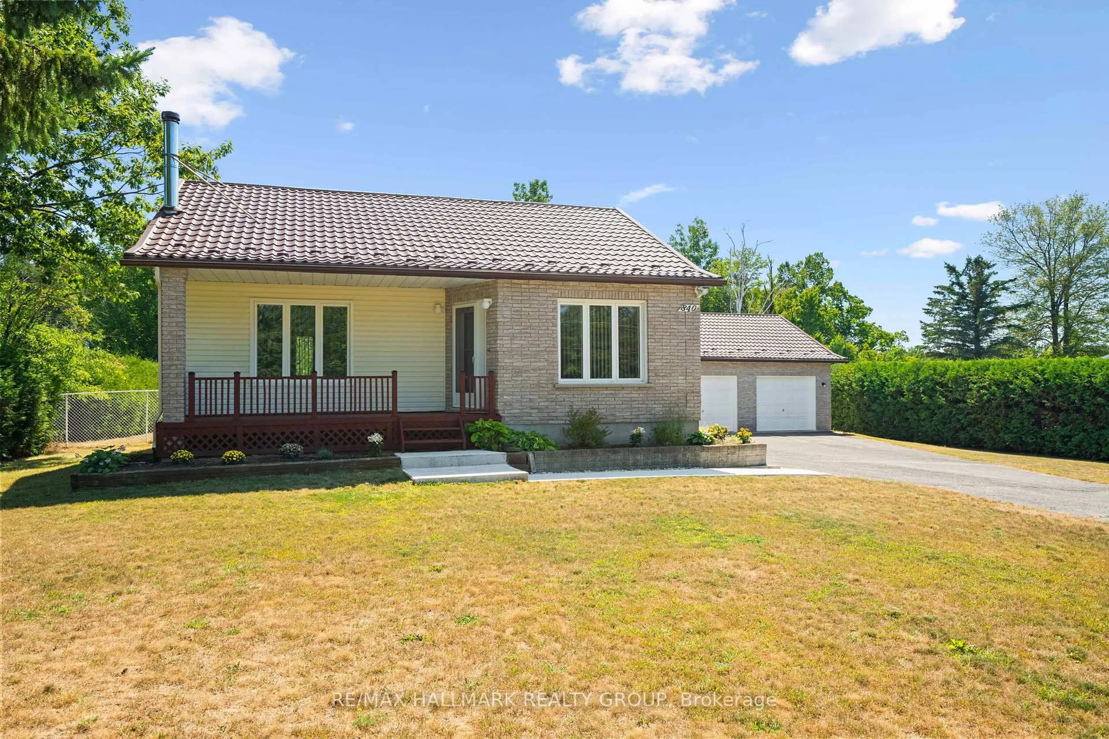 A pic from outside/outdoor area/front of a property/back of a property/a pic from drone, street for 840 Du Golf Rd, Clarence-Rockland Ontario K0A 2A0