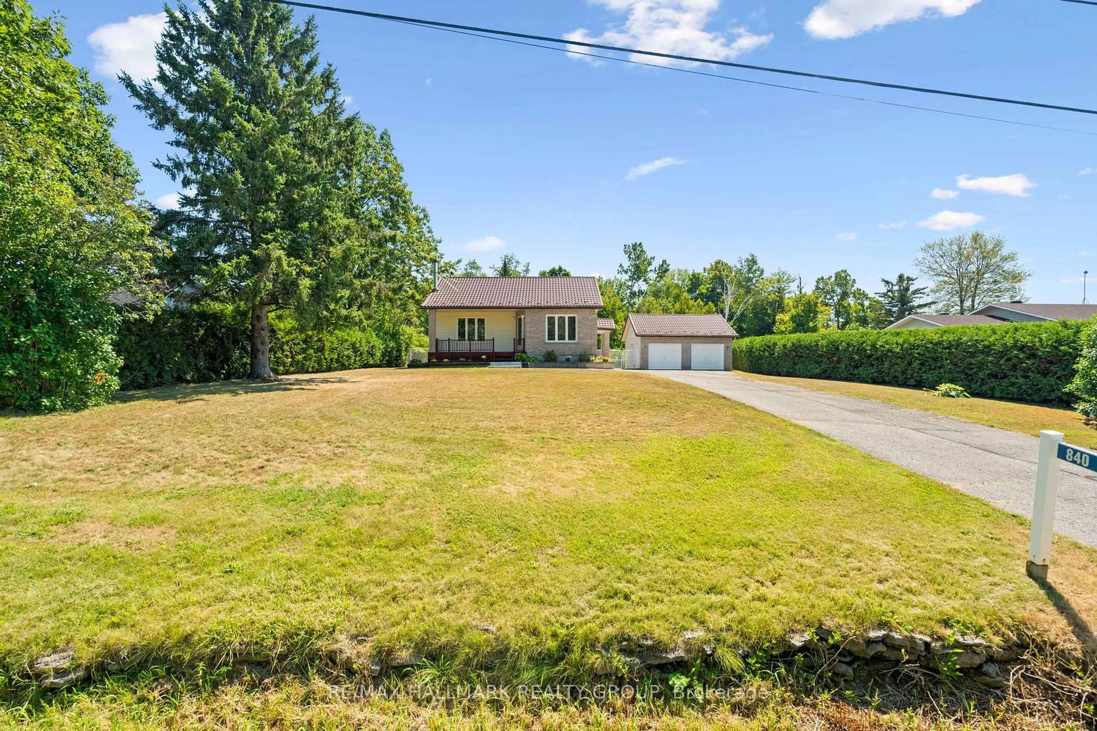 A pic from outside/outdoor area/front of a property/back of a property/a pic from drone, water/lake/river/ocean view for 840 Du Golf Rd, Clarence-Rockland Ontario K0A 2A0