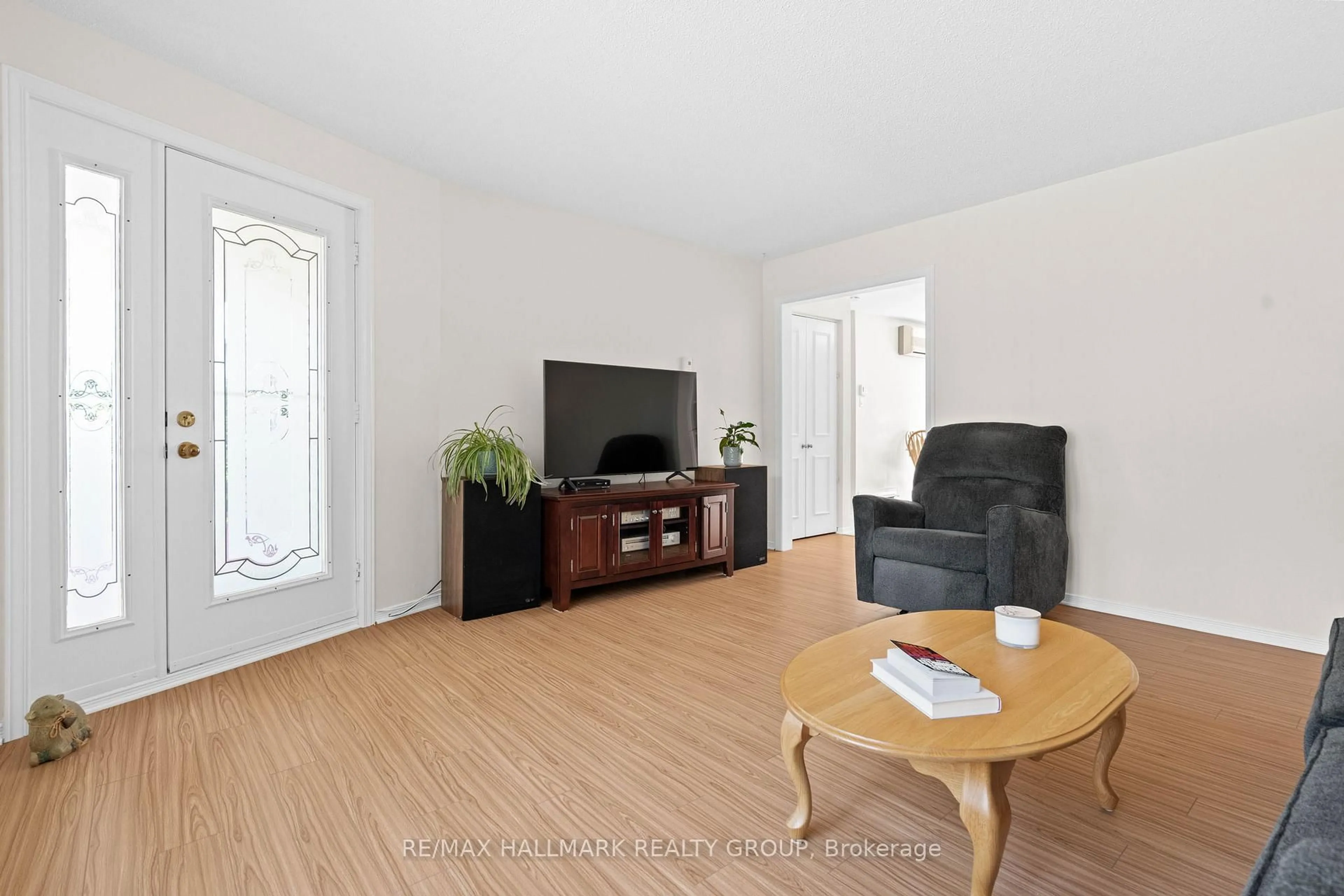 Living room with furniture, unknown for 840 Du Golf Rd, Clarence-Rockland Ontario K0A 2A0