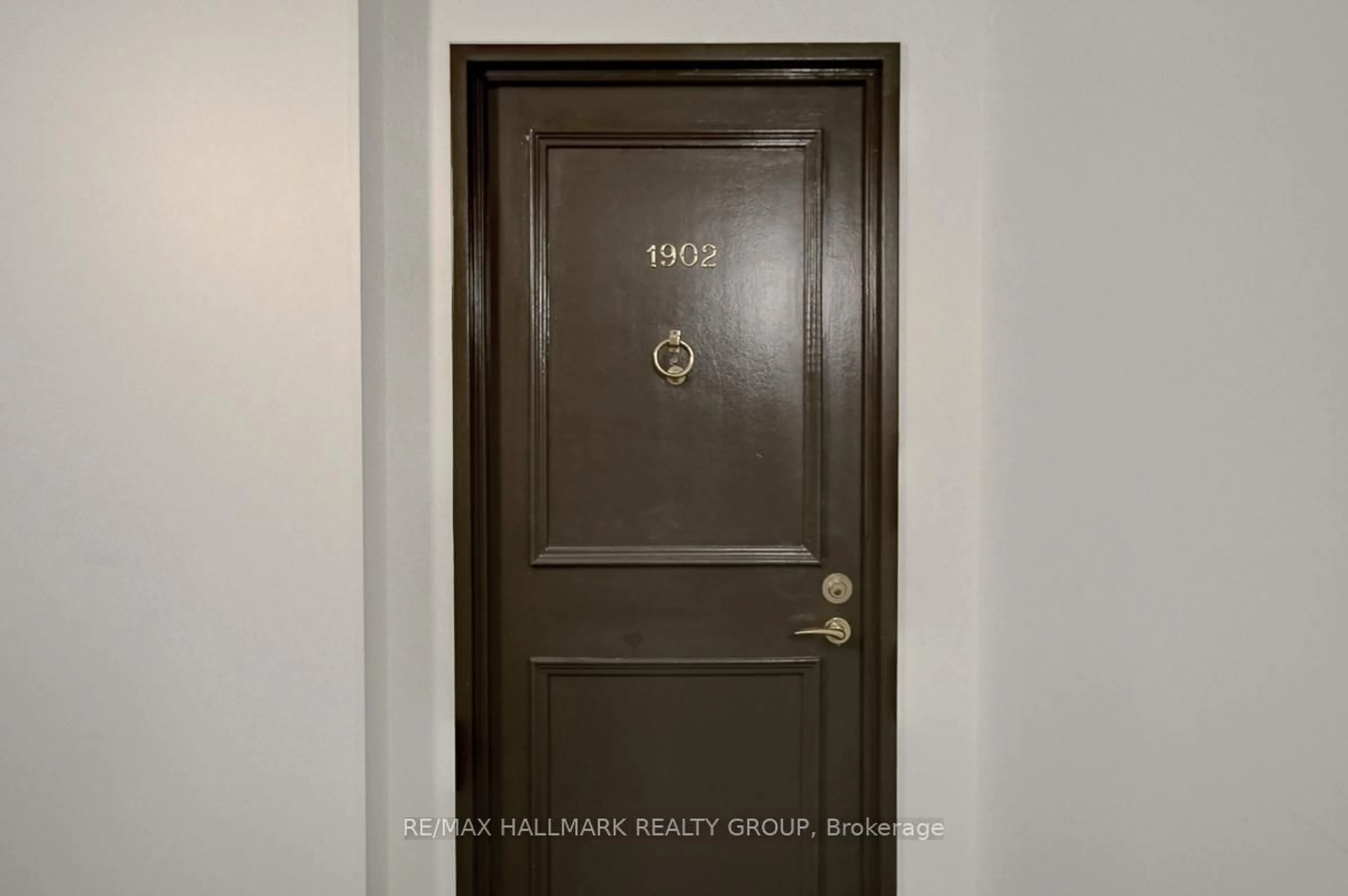 Indoor entryway for 505 St Laurent Blvd #1902, Ottawa Ontario K1K 3X4
