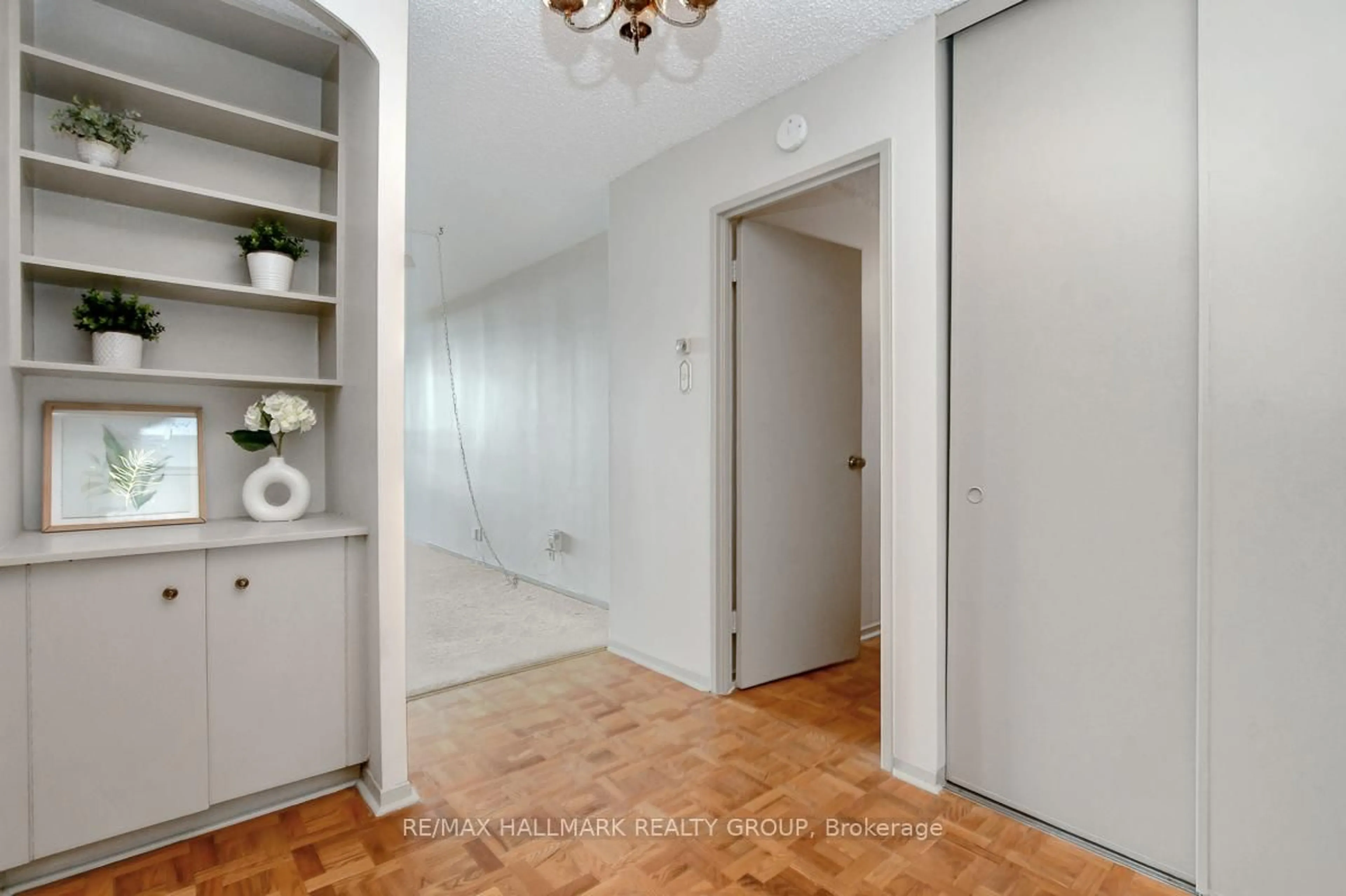 Indoor entryway for 505 St Laurent Blvd #1902, Ottawa Ontario K1K 3X4