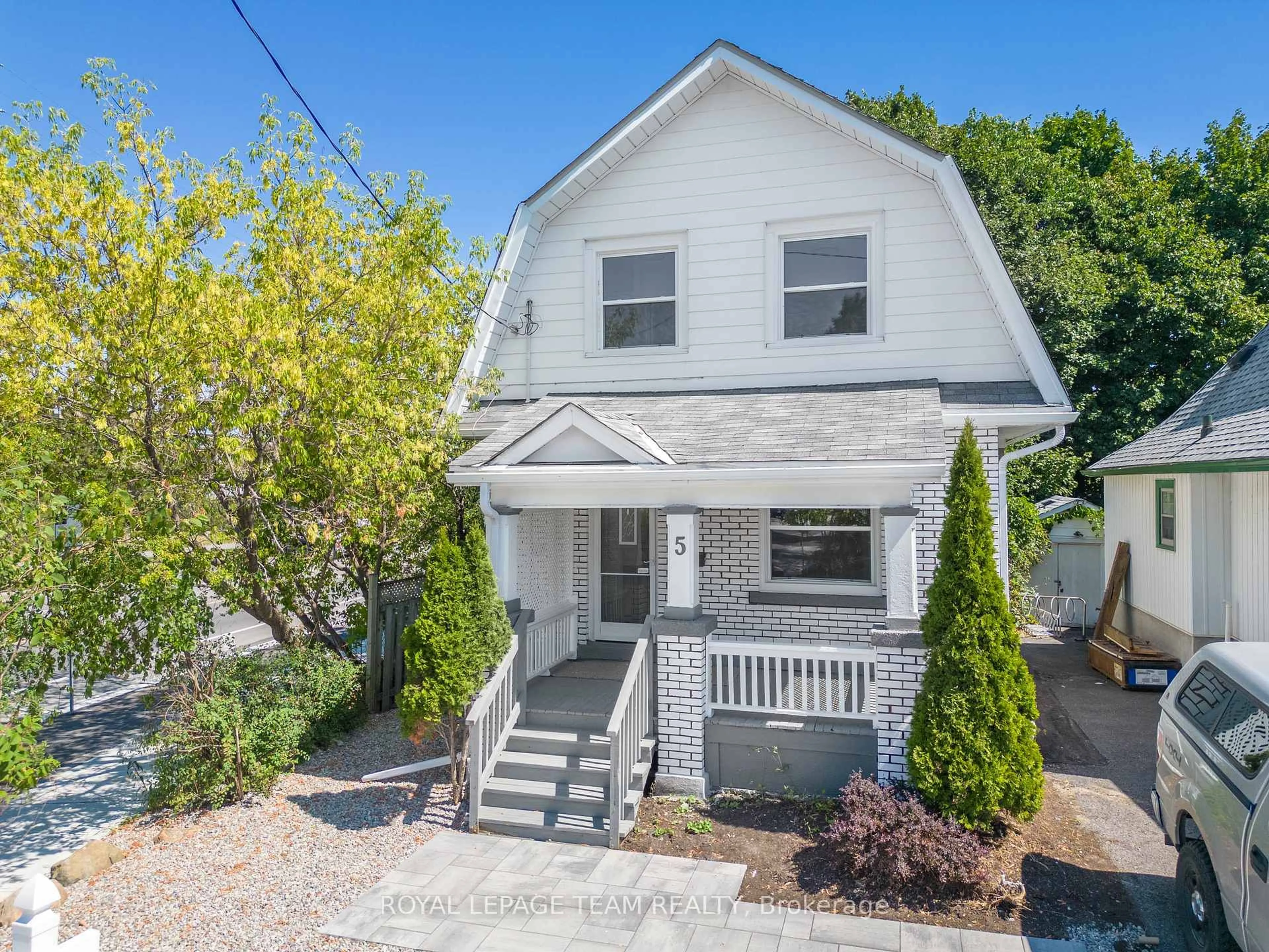 A pic from outside/outdoor area/front of a property/back of a property/a pic from drone, street for 5 GILCHRIST Ave, Ottawa Ontario K1Y 0M7