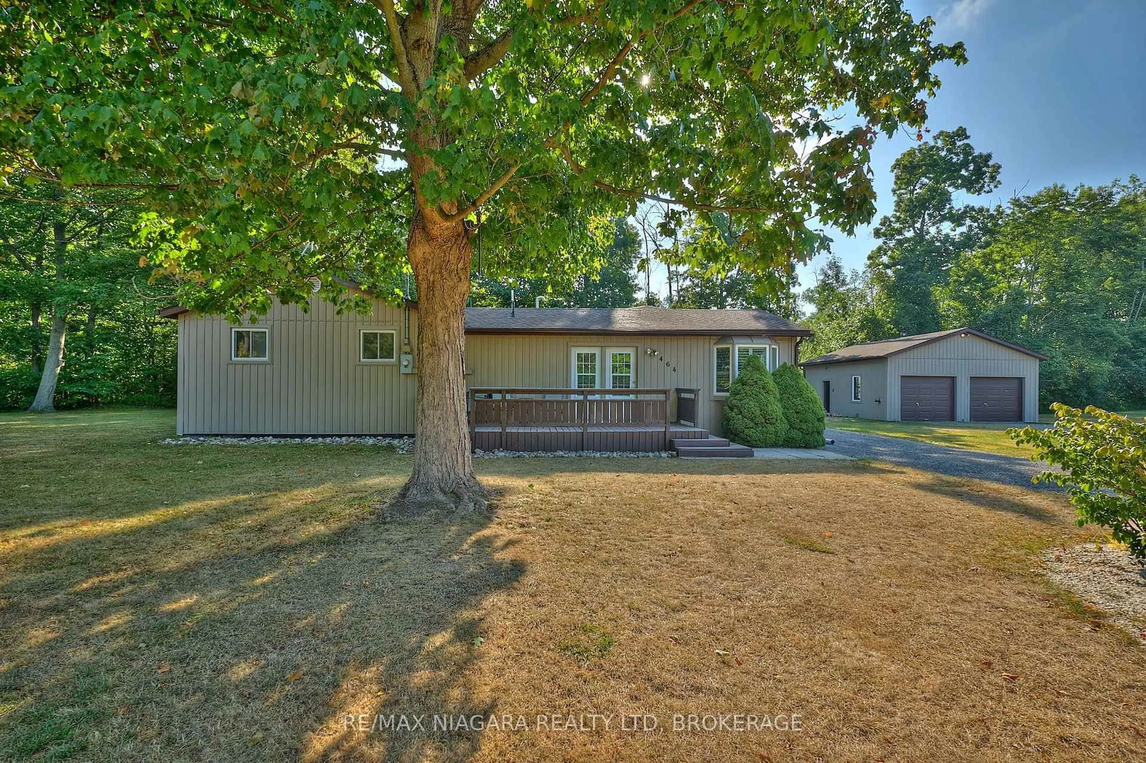 A pic from outside/outdoor area/front of a property/back of a property/a pic from drone, street for 464 Gloria Rd, Fort Erie Ontario L0S 1N0