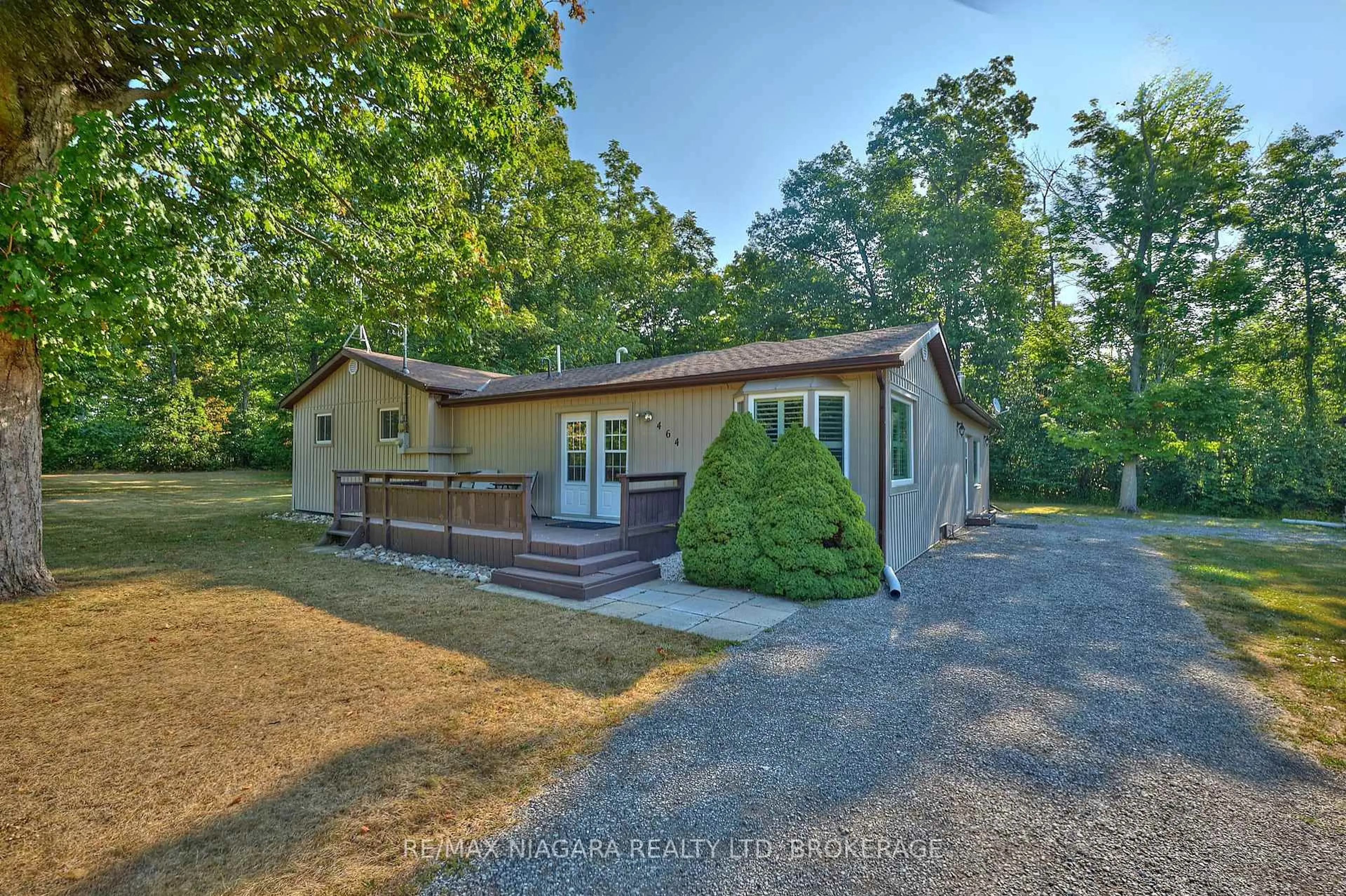 A pic from outside/outdoor area/front of a property/back of a property/a pic from drone, water/lake/river/ocean view for 464 Gloria Rd, Fort Erie Ontario L0S 1N0
