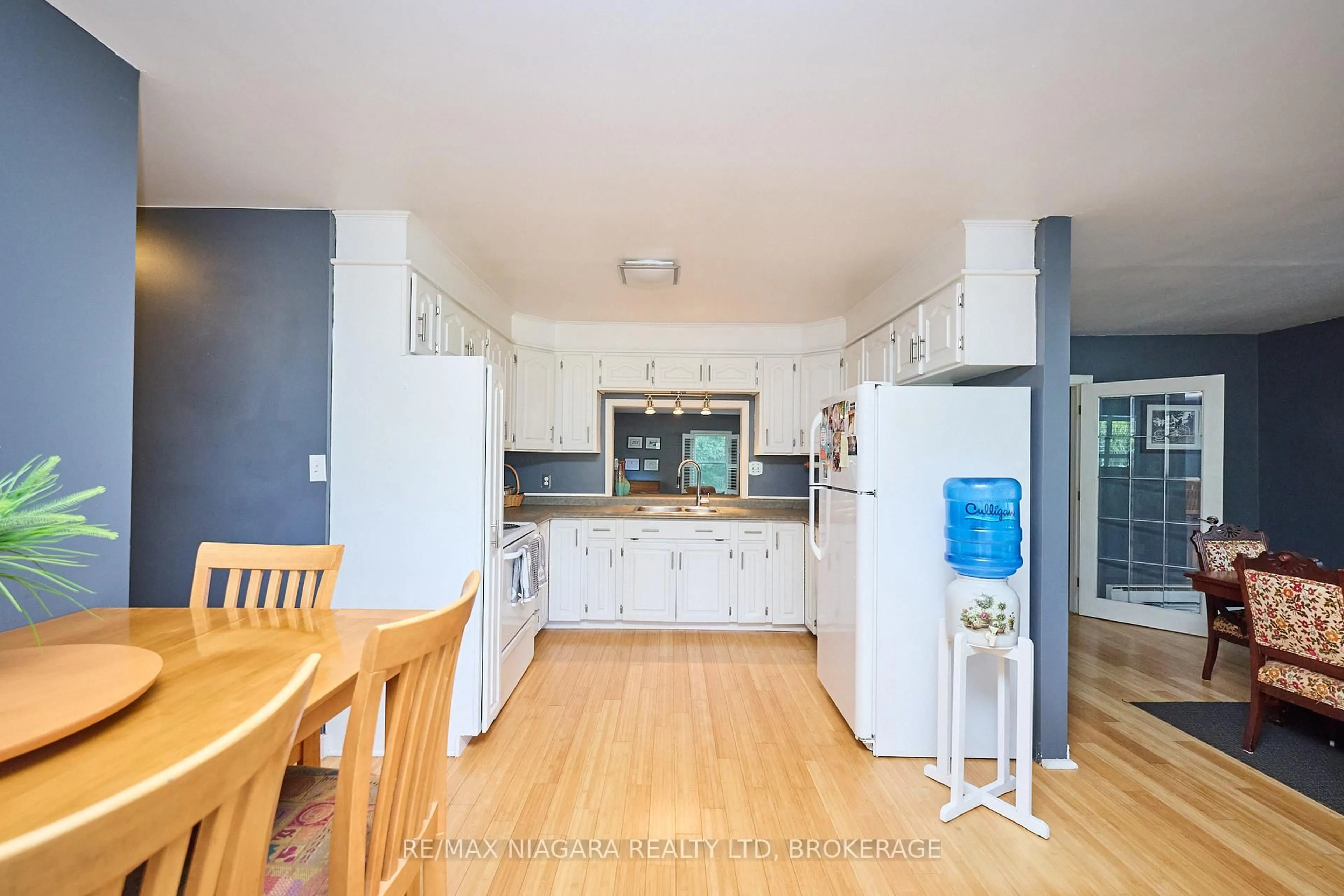 Open concept kitchen, unknown for 464 Gloria Rd, Fort Erie Ontario L0S 1N0