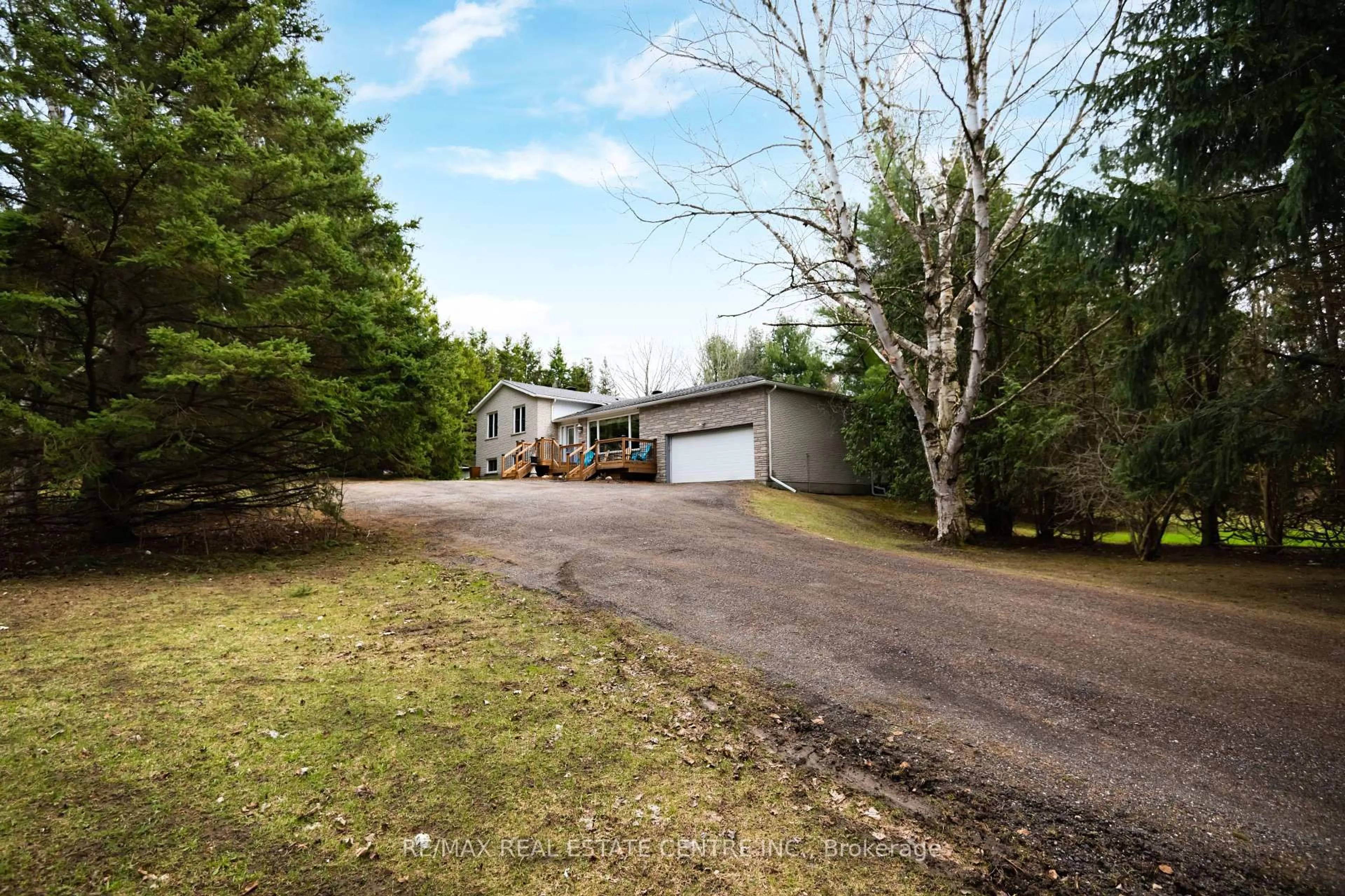 A pic from outside/outdoor area/front of a property/back of a property/a pic from drone, unknown for 506086 Highway 89 Highway, Mono Ontario L9V 1H7