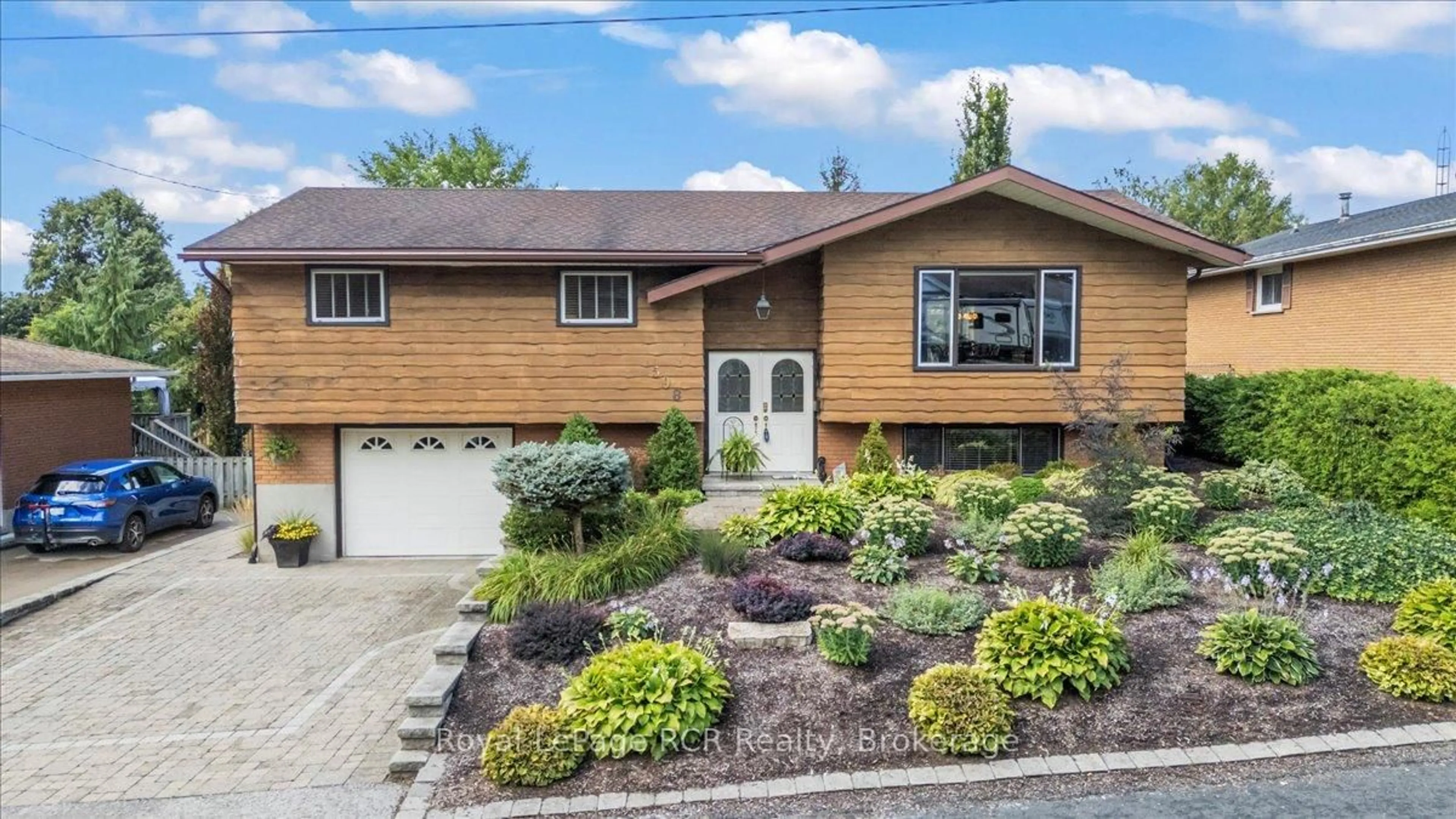 Home with vinyl exterior material, street for 598 19th Ave, Hanover Ontario N4N 3E9