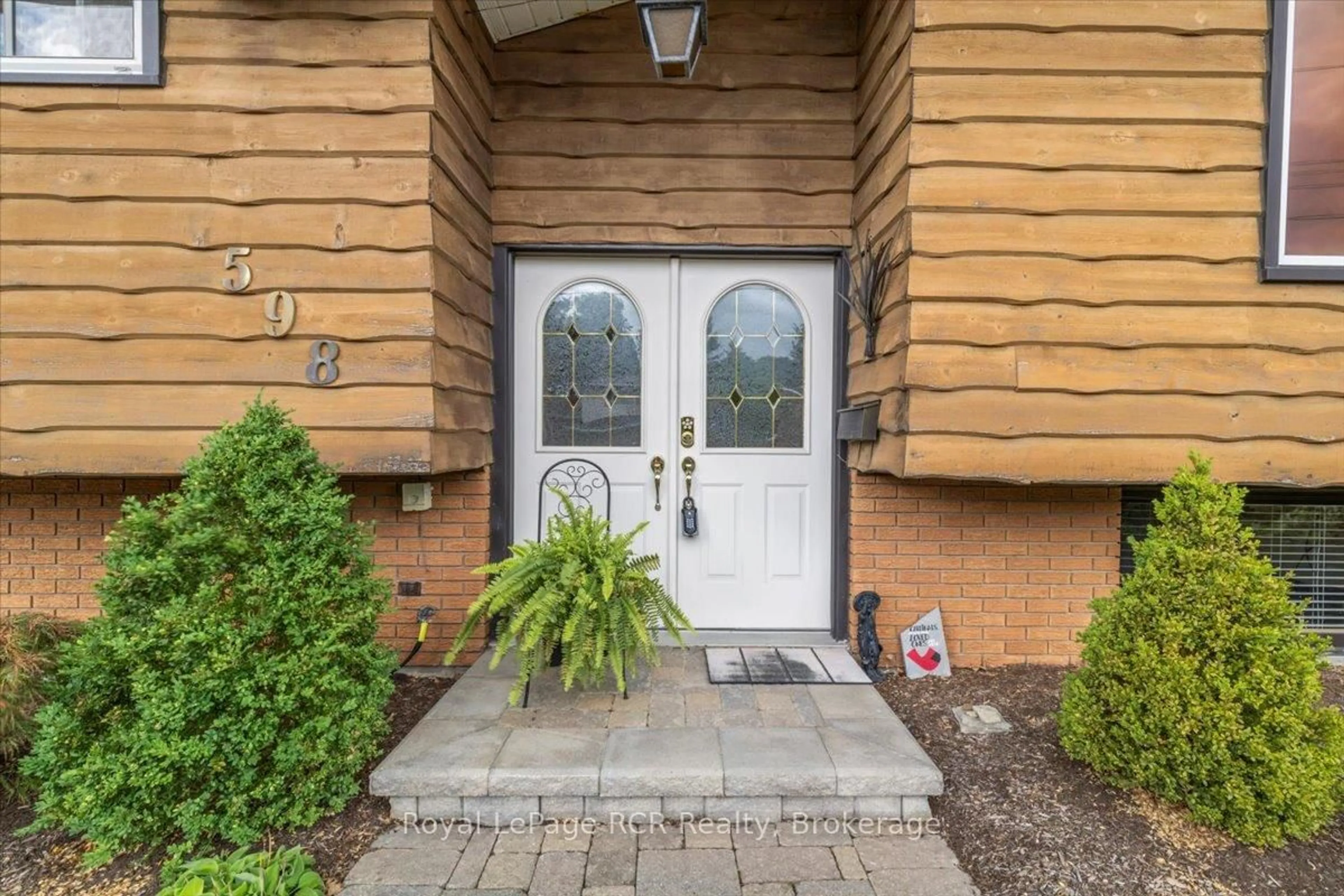Indoor entryway for 598 19th Ave, Hanover Ontario N4N 3E9