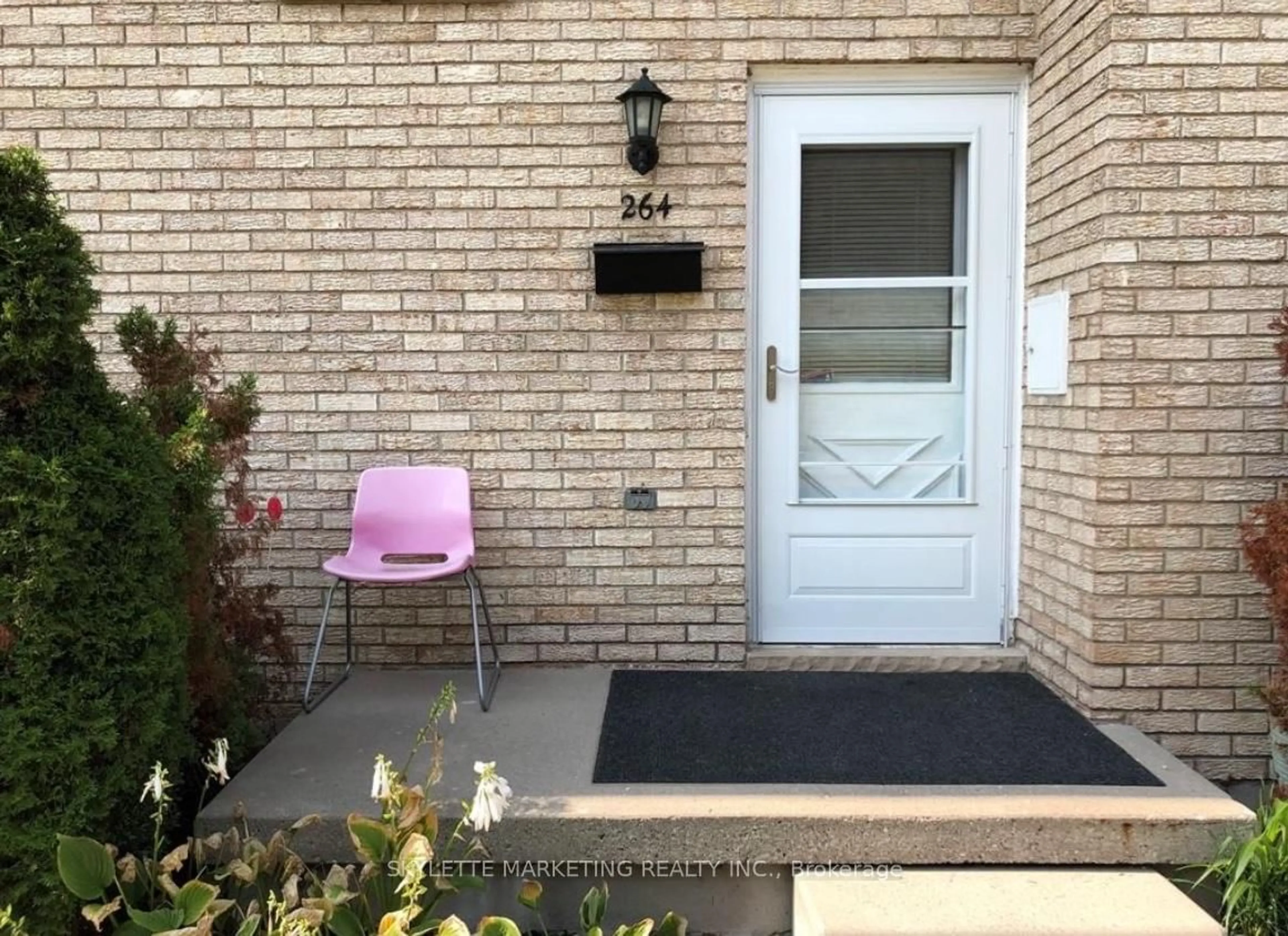 Indoor entryway for 264 Homestead Cres, London North Ontario N6G 2E5