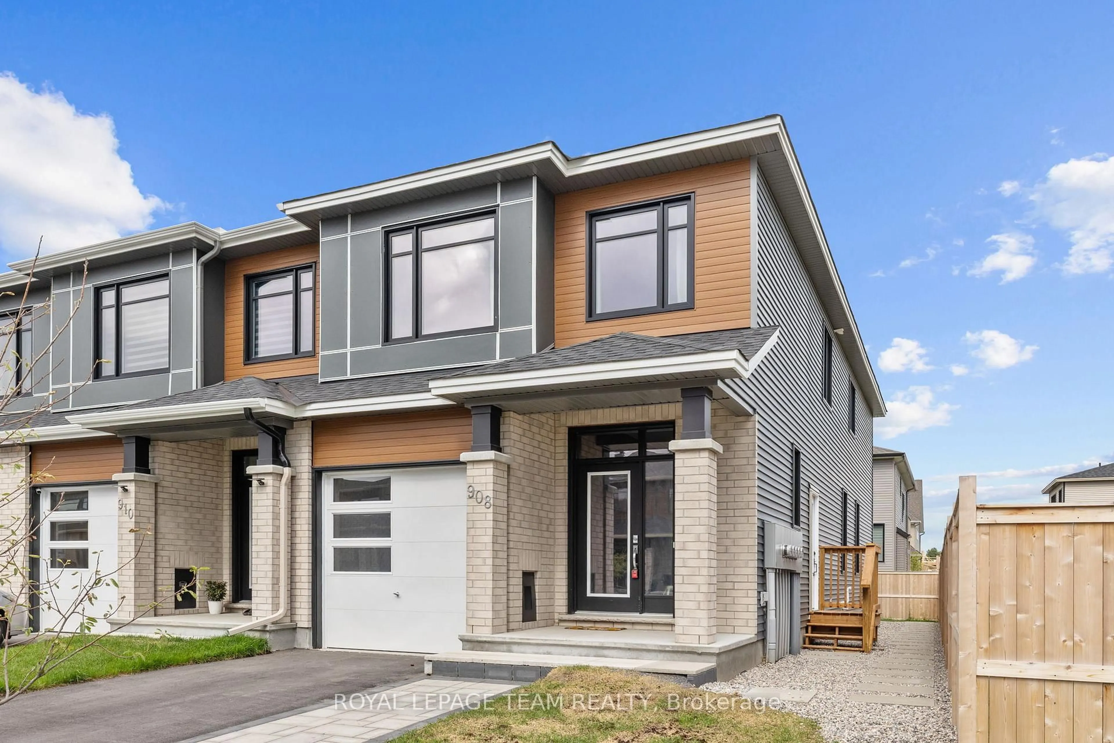 Home with vinyl exterior material, street for 908 Clarkia St, Ottawa Ontario K1T 0X9