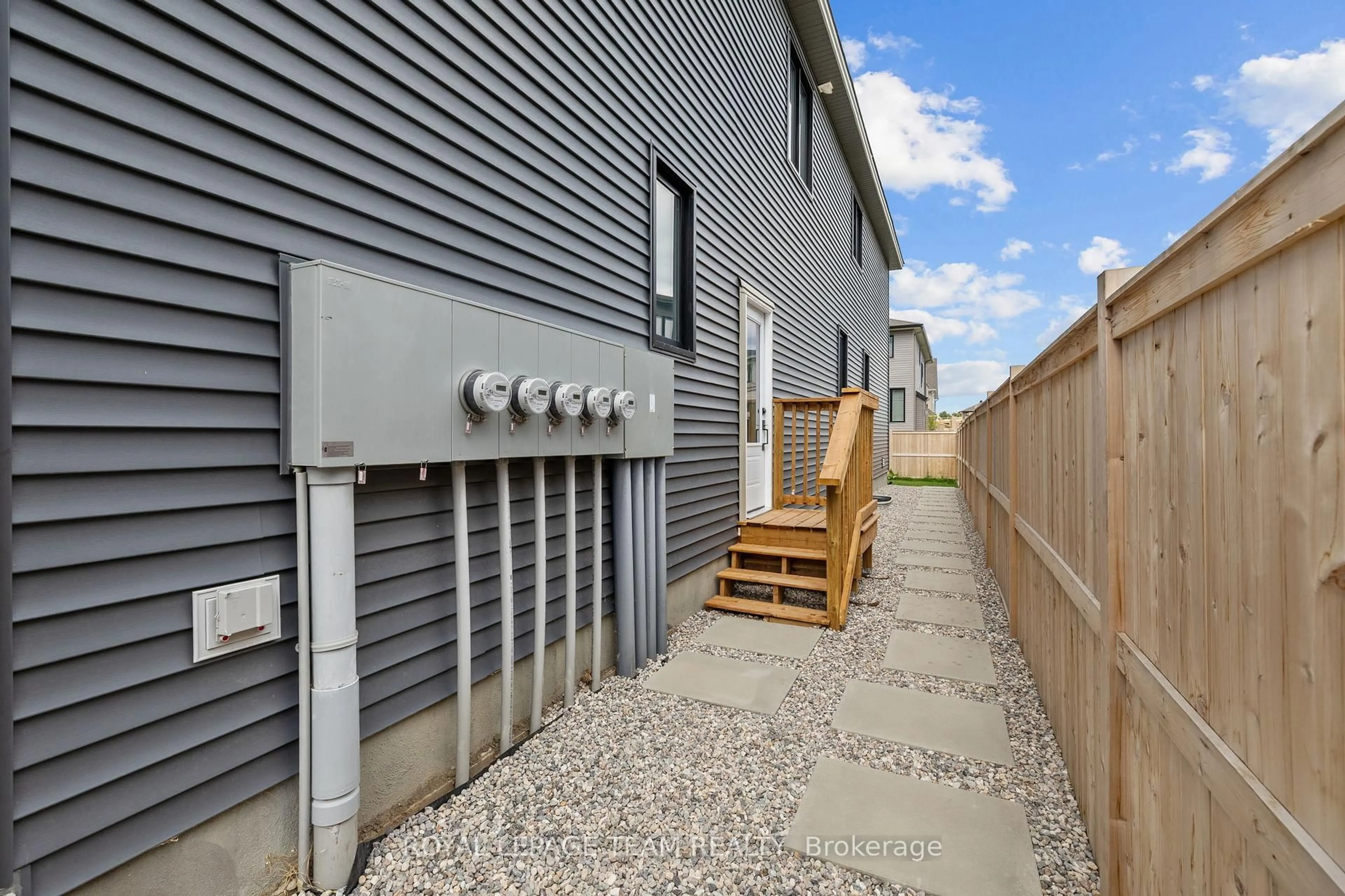 Patio, street for 908 Clarkia St, Ottawa Ontario K1T 0X9