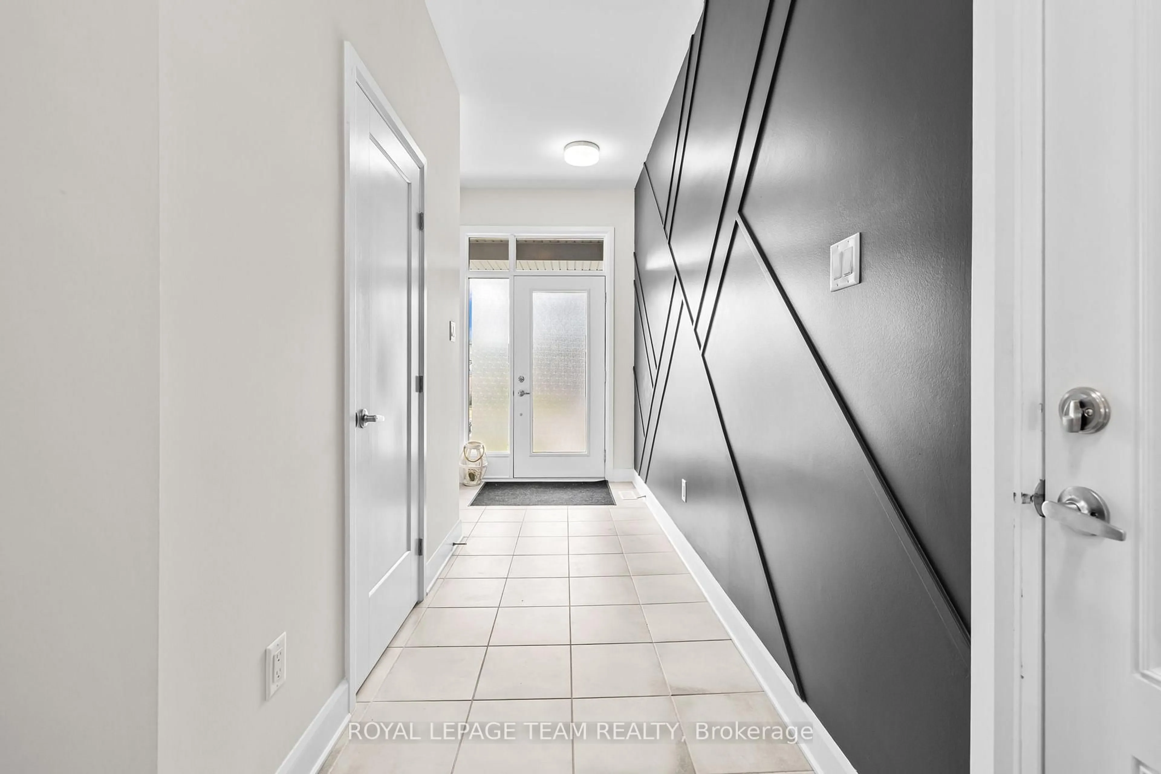 Indoor entryway for 908 Clarkia St, Ottawa Ontario K1T 0X9