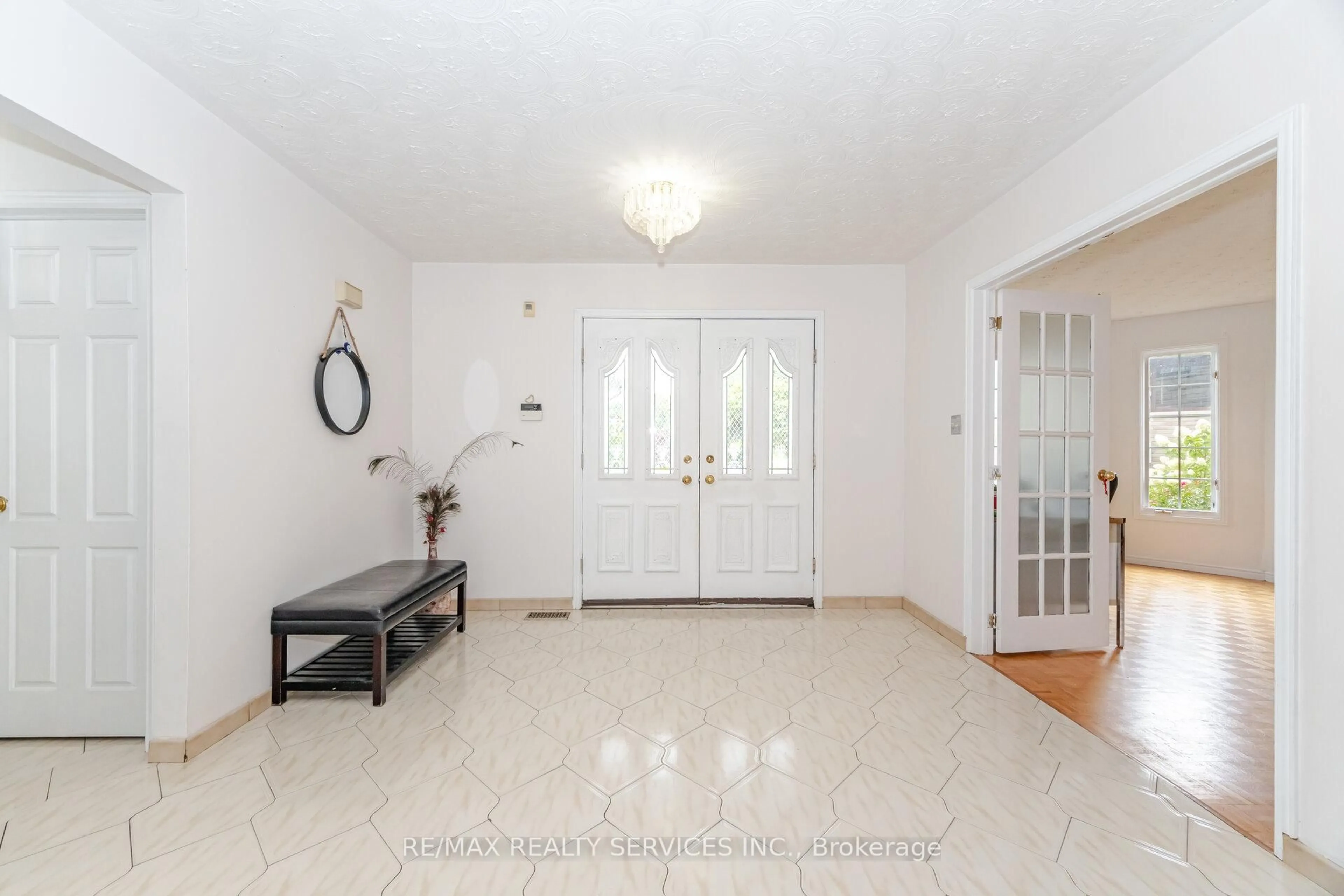 Indoor entryway for 2 Morningstar Crt, Hamilton Ontario L8W 3E1